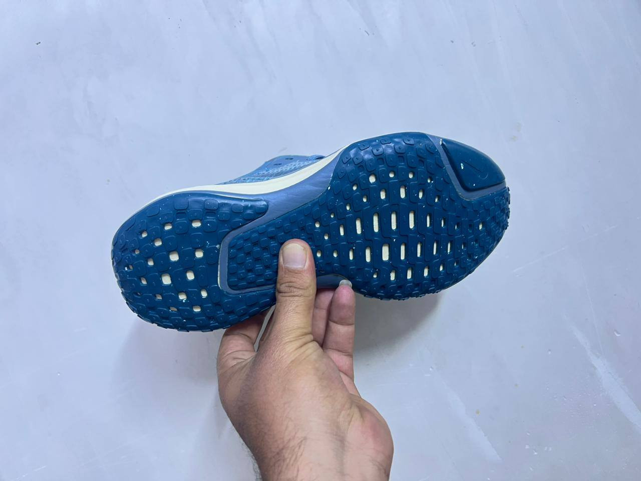 نايك قياس 40
سعره 25 
يوجد توصيل جميع المحافظات 
***********
