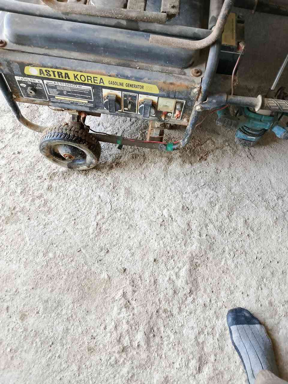 سلام عليكم
بيع شلع
مولدات 5 وحده 12 امبير و ربعه 9 امبير 
وبرميل مي بلاستك عدد7 +برميل حديد 10 
سعر 600 وبيهن مجال 
مكاني بابل شارع 80 
رقم ***********
