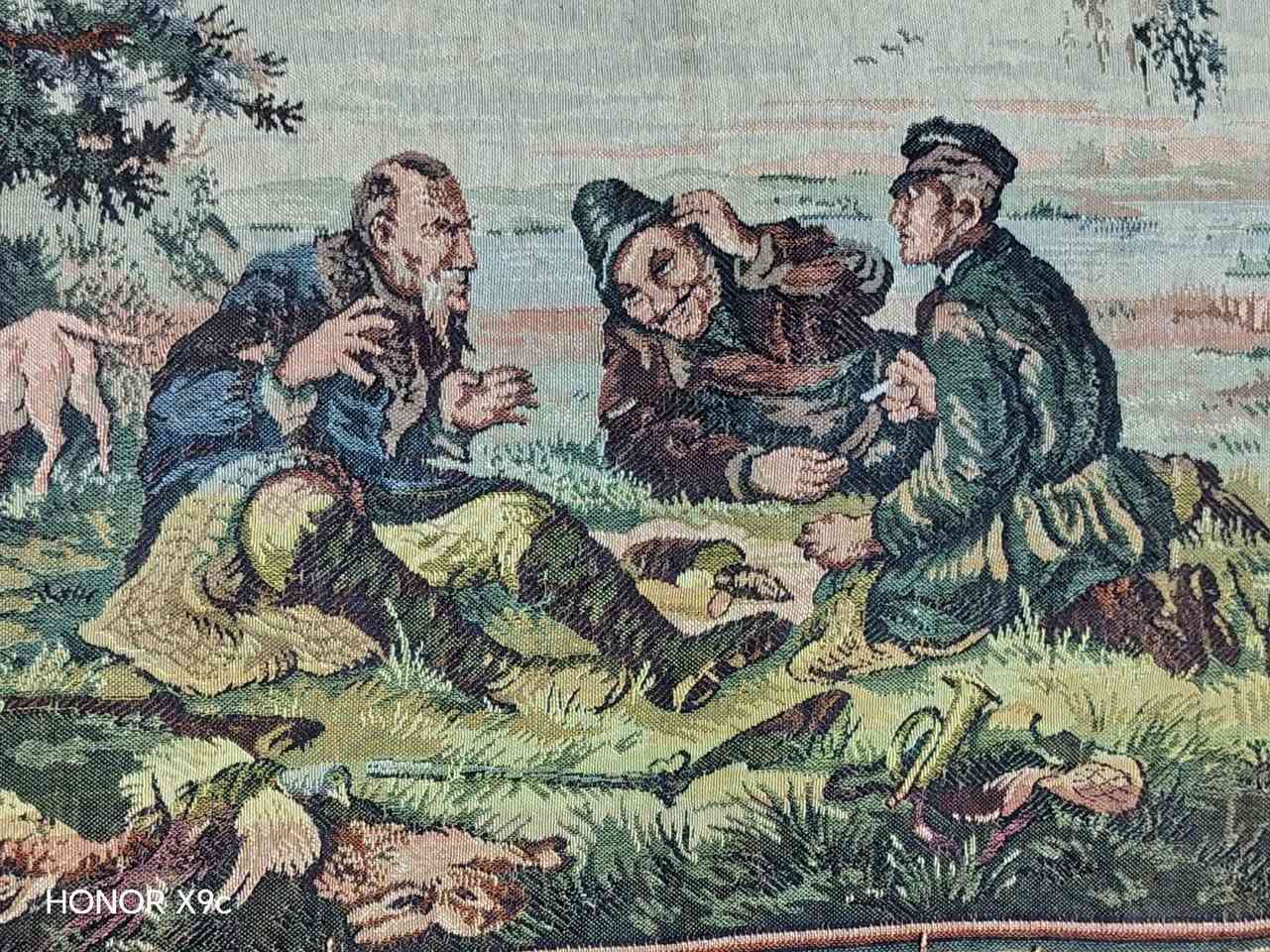 سجادة حائط  ((( مأخوذه من لوحه سوفيتيه  شهيرة  بعنوان "صيادون في وقت الراحة" (Hunters at Rest). هذا التصميم مستوحى من لوحة للفنان الروسي "فاسيلي بيروف 
قديمه مصنوعه من خيوط الكتان والصوف والحرير  صنع المانيا الشرقيه  
قياس 150سم ×65سم 
بدون ضرر او شقوق 
50 الف دينار


**إذا كنت صاحب هذا الإعلان وتريد حذفه لأي سبب، رجاءا أرسل رسالة إلى الدعم الفني**