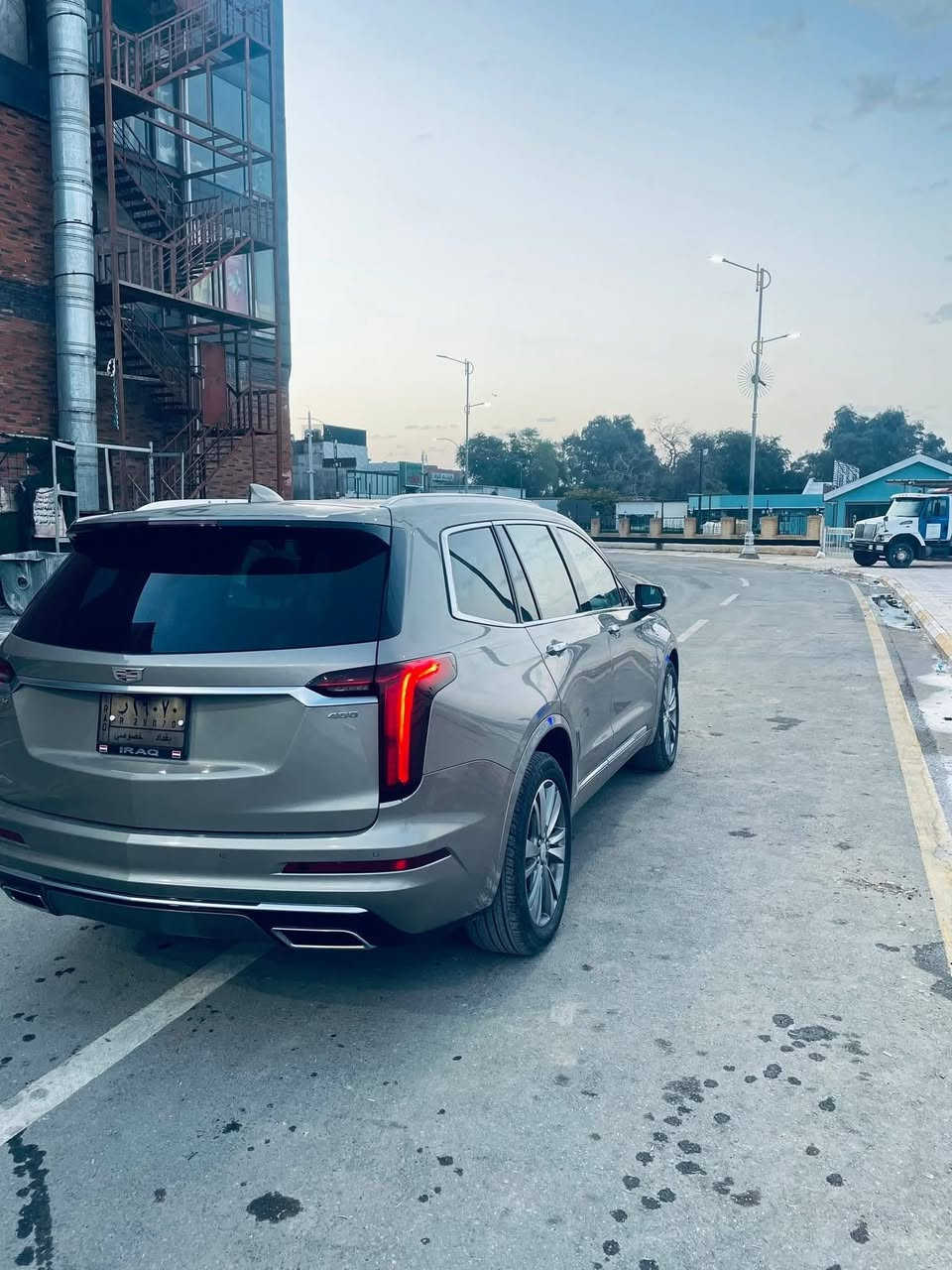 كاديلاك xt6 2022
رقم بغداد تحويل مباشر 
مكينه V6 3600 تشتغل نضامين  V6 /V4
كير طيارة 9 نمر 
شفتات ستيرن 
سايد بريك كهربائي 
مري شفط تحكم كهربائي بالكامل مع خاصيه الرجوع الى الخلف عند الرجوع الى R
ويل 20 تخم تاير جديد + باتري جديد 
لايت زنون بلادي 
الاناره محيطية Led بلادي لون ابيض 
انارة الداخل بالكامل Led
رادار امامي خلفي وجانبي 
سياقه ذاتيه + تنبيه خروج عن المسار + مثبت سرعه اوتو 
مري وسطيه كامره مع التعتيم التلقائي 
نضام نقط عمياء 
نضام اوتو ستوب 
نضام حساسات P
نضام التوقف التلقائي خلفي وامامي 
نضام ركن السيارة دون التدخل 
3 وضعيات قياده 
ماشيه 28000mi 
7 راكب كهربائي بالكامل حتى ال٧ راكب 
داخل ابيض ورصاصي + مطعم بكاربون فايبر 
٣ قطع تبريد بيانو 
داتو شو الكبيرة 
حساسات اماميه 6 + حساسات خلفيه 6
شاشات وسطية كبيرة أندرويد اتو + كار بلي بلادي
كامرات 360 مع خاصيه التسجيل  
GPS         +   تسجيل الكامرات مال الحوادث كلها بلادي 
شاشه اعطال كبيره + عدادات دجتل 
تبريد وتدفئه المقاعد الاماميه + تدفئه المقاعد الخلفيه
5 بصمات + بصمه تشغيل + تشغيل عن بعد 
جنطه شفط  
كشنات ميموري +ستيرن كهربائي + تدفئه ستيرن 
سماعات نوع Boss نضام صوتي فاخر مع اوامر صوتيه متكامله شغاله 
وبيها هواي مواصفات ماذكرتهن 
حادثها فقط طخه بالبنيد اثر طعجه خفيفه وانصبغ البنيد 
والجاملغ جهه السايق تعديل ع كد شبر بارد اثر الشحن موضحهن بالصور وكاتب كل التفاصيل ومأشرهن 
وبيها رصعه خفيفه بالجاملغ جهه الراكب فقط هذني وين متريد افحص مكفوله من شواصي ولغود والسياره احلى من الصور  للاستفسار اكثر الاتصال ع الرقم ***********
السعر ع الاتصال او الخاص ( سعرها بسعر السورنتو )

