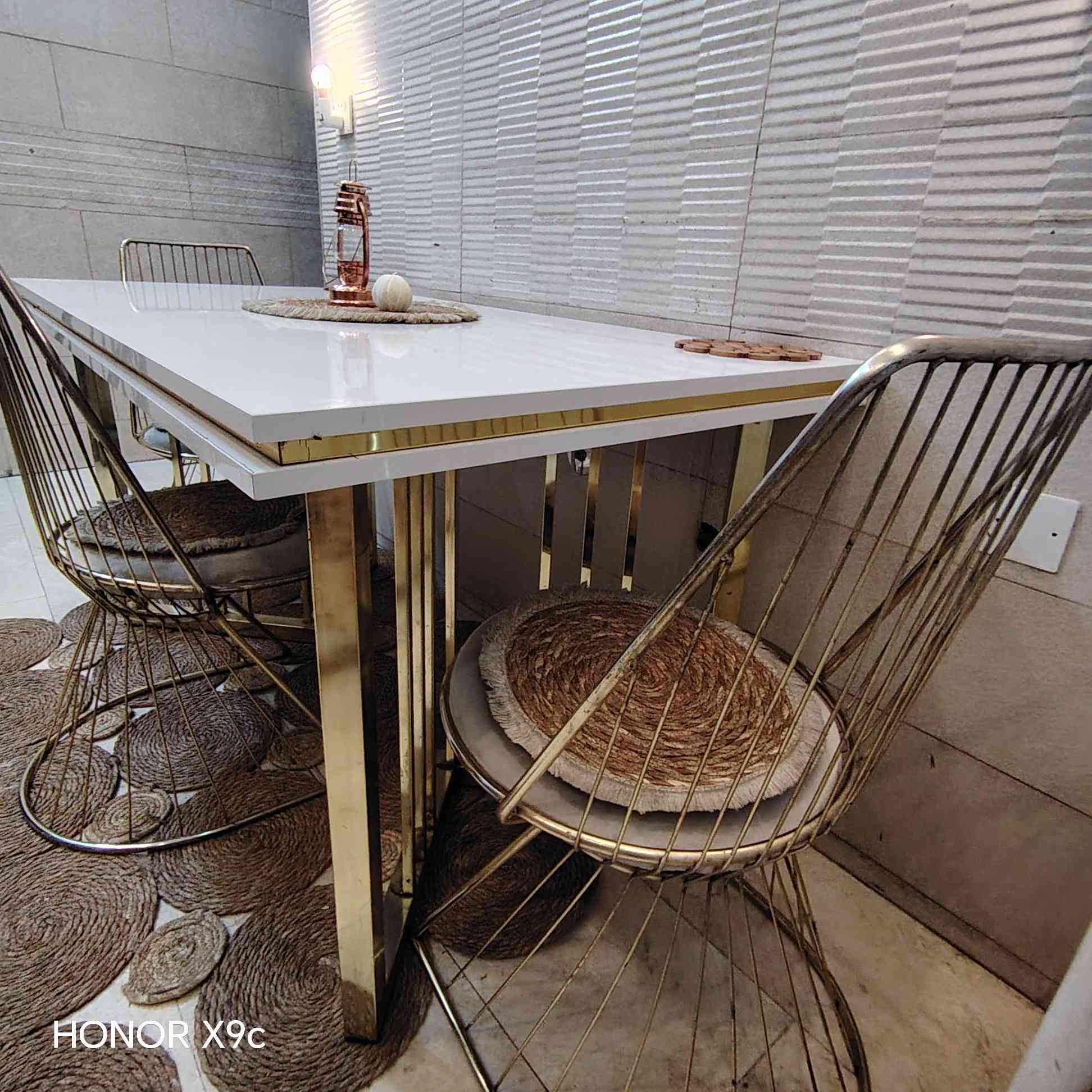 ميز طعام خشب hdf والارجل حديد ذهبي مع ٣ كراسي السعر ٣٠٠ وبي مجال المكان الإعلام العمداء قرب المستوصف


**إذا كنت صاحب هذا الإعلان وتريد حذفه لأي سبب، رجاءا أرسل رسالة إلى الدعم الفني**