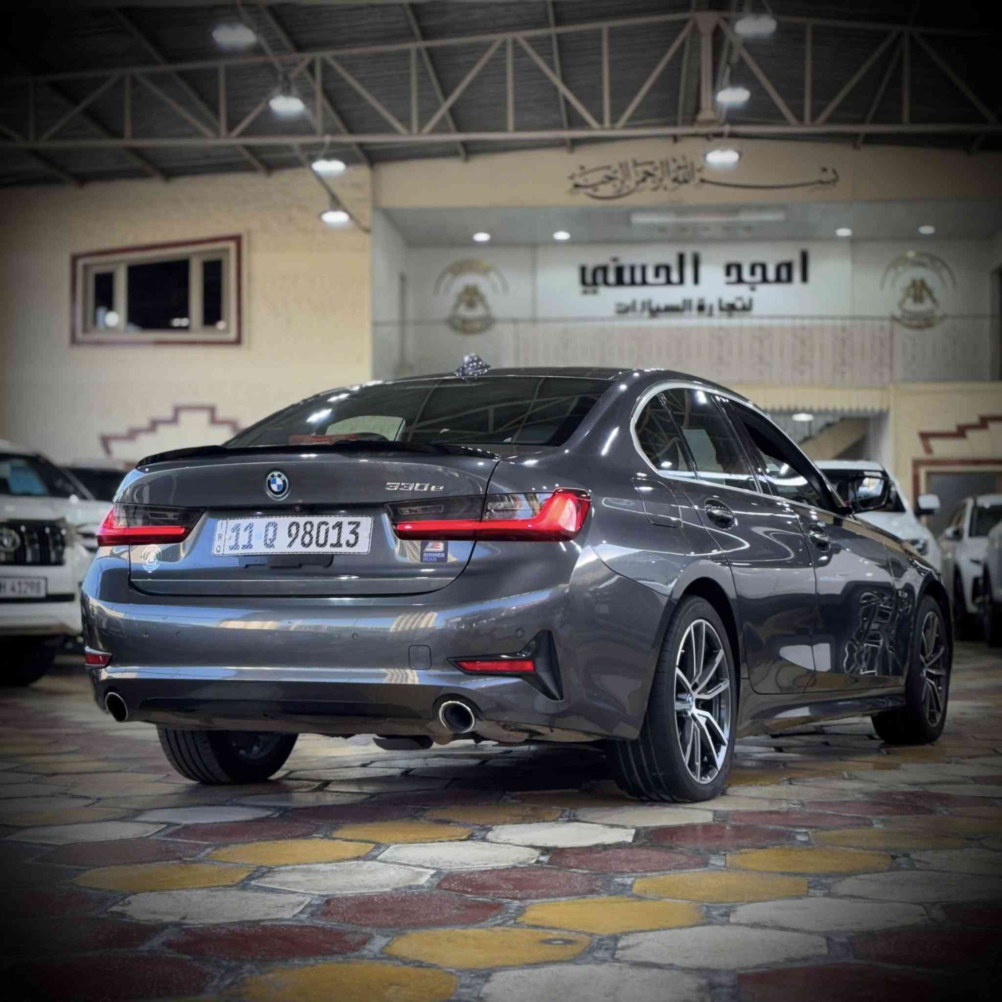 السلام عليكم
BMW 330e plug in hybrid 
موديل 2022 رقم بغداد
ثلاث وضعيات قيادة (بانزين / هايبرد / كهرباء)
ماشية 45الف 
المواصفات : 
شاشة 
تدفئة كشنات 
ميموري سيت
لدات داخليه 
فتحة سقف 
داخل جلد اسود 
صندوك كهرباء رادار امامي وجانبي وخلفي 
وبقية المواصفات معروفه 
حادث السياره صبغ دعاميه اماميه مع بارد بسيط بدايه البنيد من  اليسار مع رصعه محسوبه بجاملغ  صور الحادث موجوده مع السونار 
بدون ايرباك بدون دواخل 
السياره نظيفه جدا متحتاج اي مصرف صفر مسج
مكان السياره البياع او حي الجهاد الاطباء 
السعر 240
موجود واتساب  ***********
