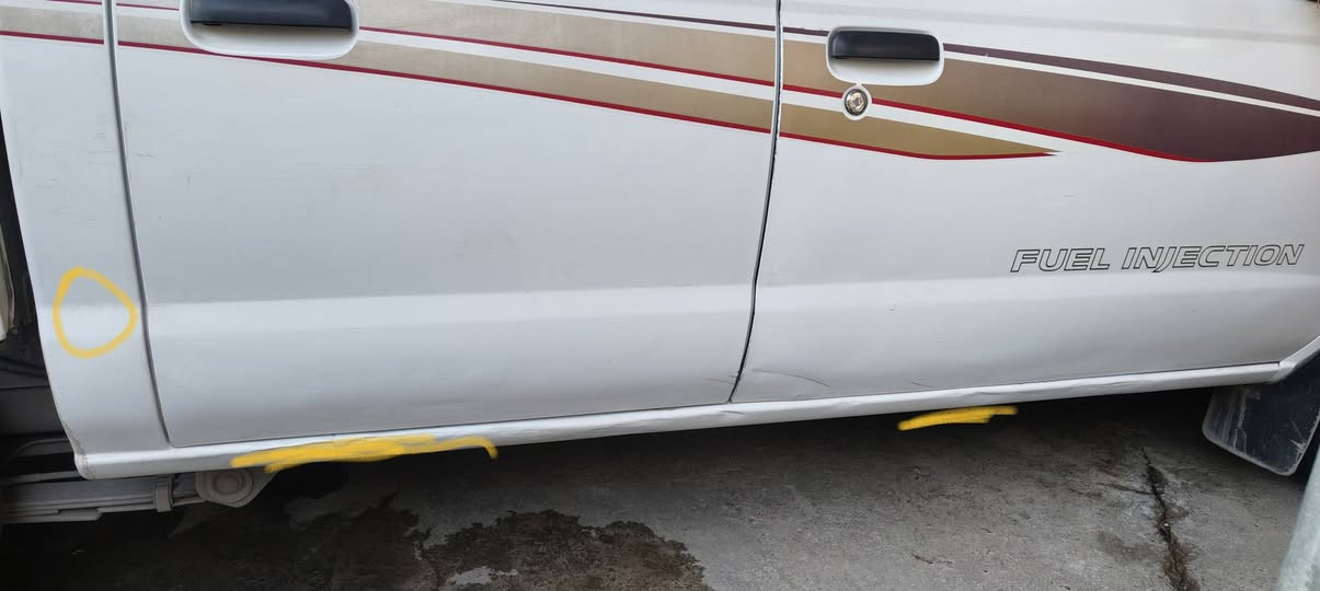 نیساپیکاب بۆفرۆشتن 
مۆدێل 2009 ناوسور
257هەزار ڕۆشتووە
 بێ تەقەوڕەقە تووندووتۆڵە مەکینەی نەکراوەتەوە 
سەنەوی تا2029بەناوخۆمەوەیە 
دووپارچەی هەیە دەرگای سەیاقوو چەمەلەغی   پێشەوەی سەکنی هەیە  
ئەو ڕەنگە زەردانەی دیاریم کردووە ساردەی هەیە
نرخی 118گەڵاو کەمێک مەعامەلە    
شوێن قەڵادزێ
*********** بشدار, السليمانية
