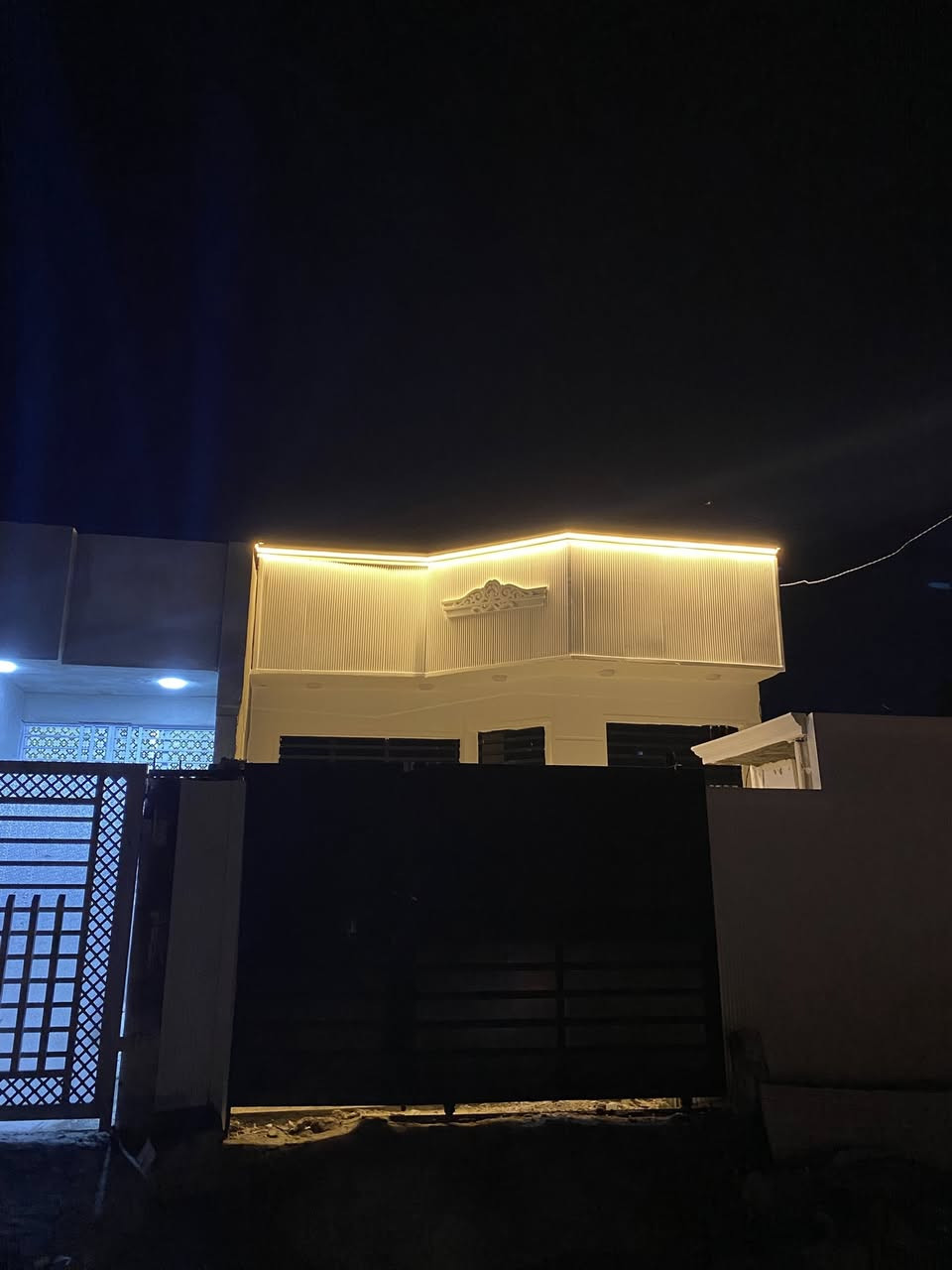 🛑مشتمل جديد بحي المهندسين مساحة 125 متر مضيف 3.5*5 
مطبخ 2.5*4
 صالة 4*6
 غرفة 5*4
 مع منور وحمام وصحيات خارجية وكراج يوسع سيارة
🛑الشغل من الاساس لحد آخر مرحلة كله بكوالتي عالي
🛑واجهة فوم تركي درجة اولى 
*********** محمد حريز
