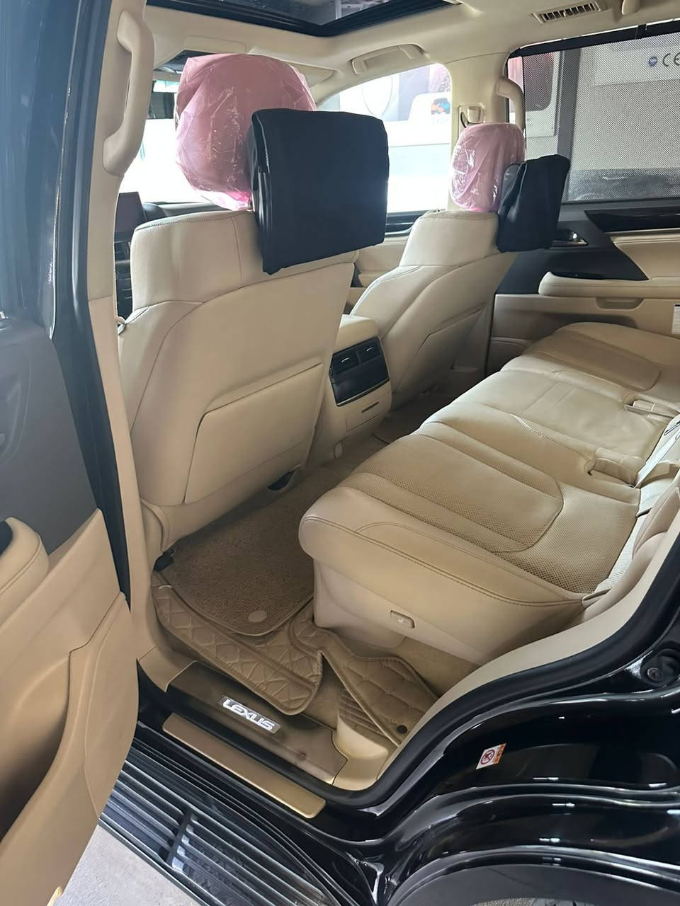 السلام عليكم لكزز 2017خليخي رقم شمالي جديد تحويل وكاله بشرط فول بيهه صبغ جاملغ امامي وباب صدر ملاونه  بدون دواخل ماشيه 144الف كم مكان سياره نجف سعر 585$، 
***********
***********
