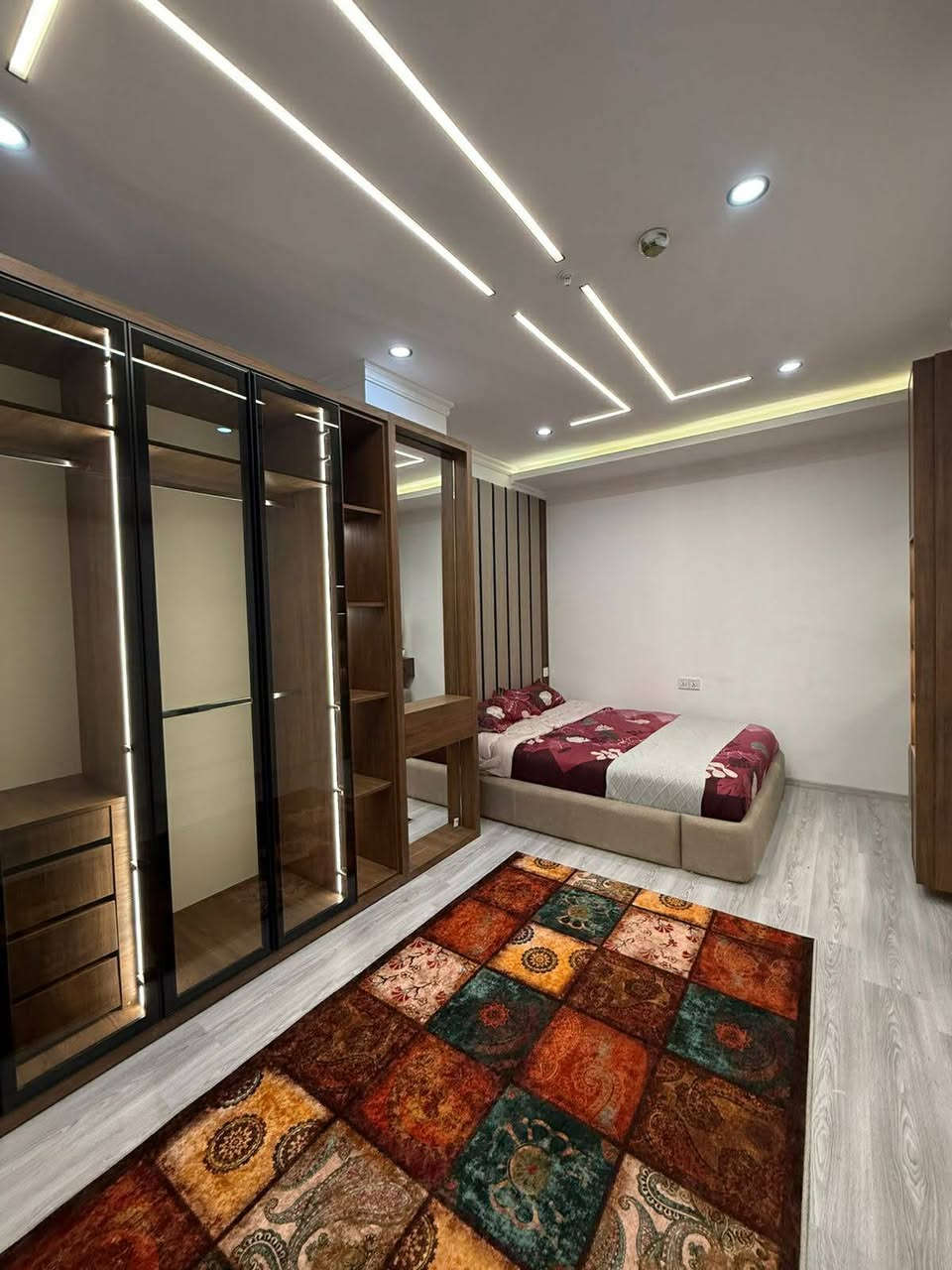 للبيع او للإيجار
.شقة مؤثثة VIP 

.مؤثث 

.مكانها اربيل 
مجمع واو تاورز على شارع100 
تبعد 2 دقيقة عن امباير 
و4 دقايق عن المطار 

.غرفة 3 
.صالة
.مطبخ 
.حمام 1
.طابق  6 
.مساحه "170م
.واجه خارجي 

للأستفسار اكثر التواصل واتس اب 
:***********
:***********
