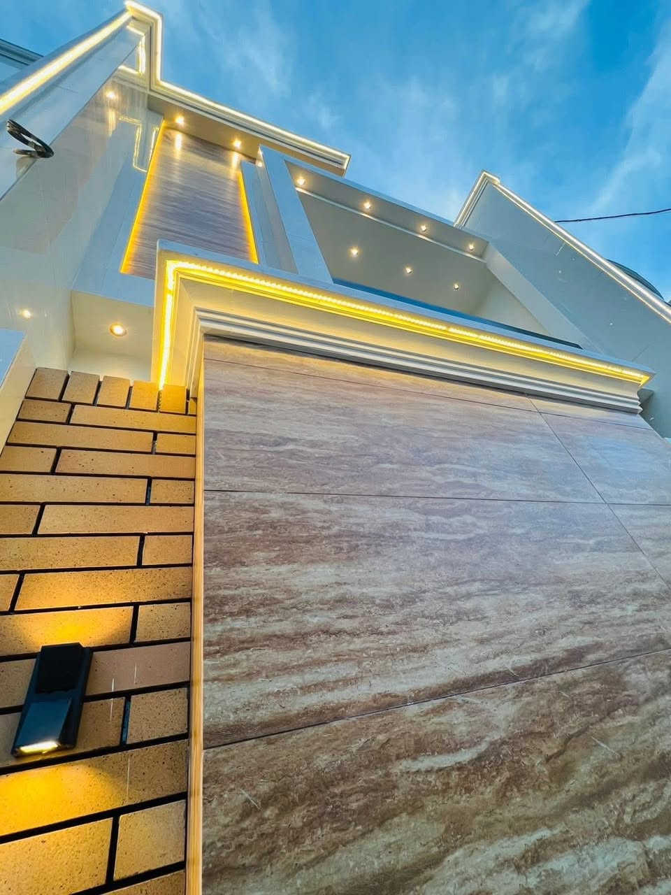 - السَلام ؏ـليڪُم ،
- بيت للبيع مساحة100 متر  طابقين
- (3 غرف نوم _صحيات عدد 2 _ مطبخ  _صالة _استقبال )

- الموقع : بغداد _ الدورة _ البعيثة  مجمع السلطان الثاني  فرع 17
- خدمات كاملة بالمنطقة
- ( كهرباء _ماء_تبليط_مدارس _ سوق)
- ☎️ للأستفسار التواصل  ع الخاص او واتساب 
***********
