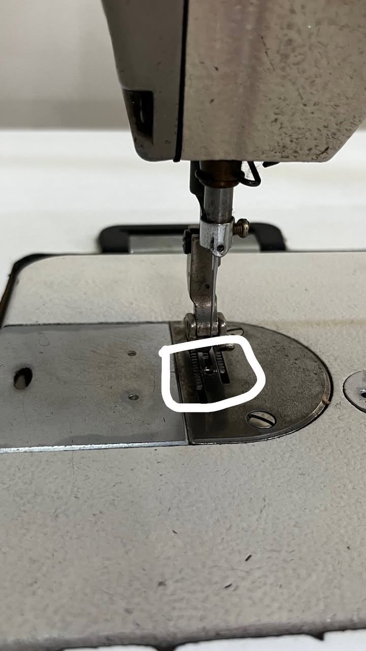 السلام عليكم ورحمة الله وبركاته 
للبيع جهاز مكينة مال خياطة نظيفة جداً قليل الاستخدام 
نوعية جيمسي فقط فيه ملاحظة صغيره فقط يحتاج تبديل سن ومأشر عليه في الصوره
السعر 250 الف بيه مجال 
رقم الهاتف ***********
العنوان كركوك
