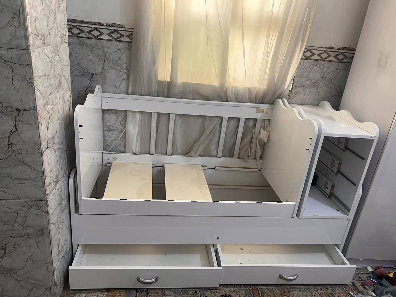 جرباية طفل للبيع بيها اضرار مثل ما موضح بالصوره الجرارات الجانبيه وحده من الخشب الي يسند مندر السرير ودرح الحمايه الجانبي كلهم مكسورين وضايعين الي يريدها بيعها ب 30 الف  وبيها مجال بسيط مكاني حي الحسين قرب مطبعة الامراء 
***********
