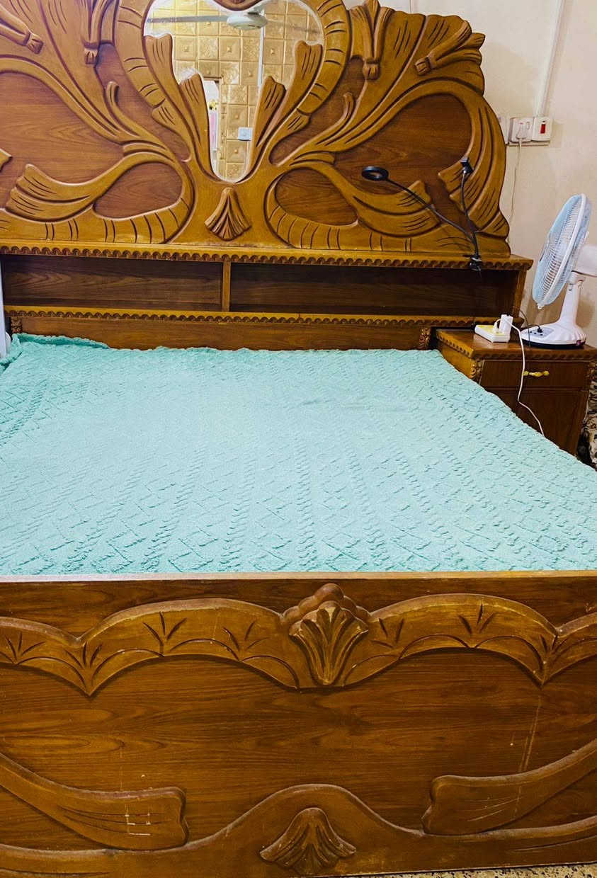 غرفه نوم ٥ بيبان لون صاج نضافه ٨٠% سعر ٦٥٠ وبيه مجال مكان واسط الزهراء ***********
