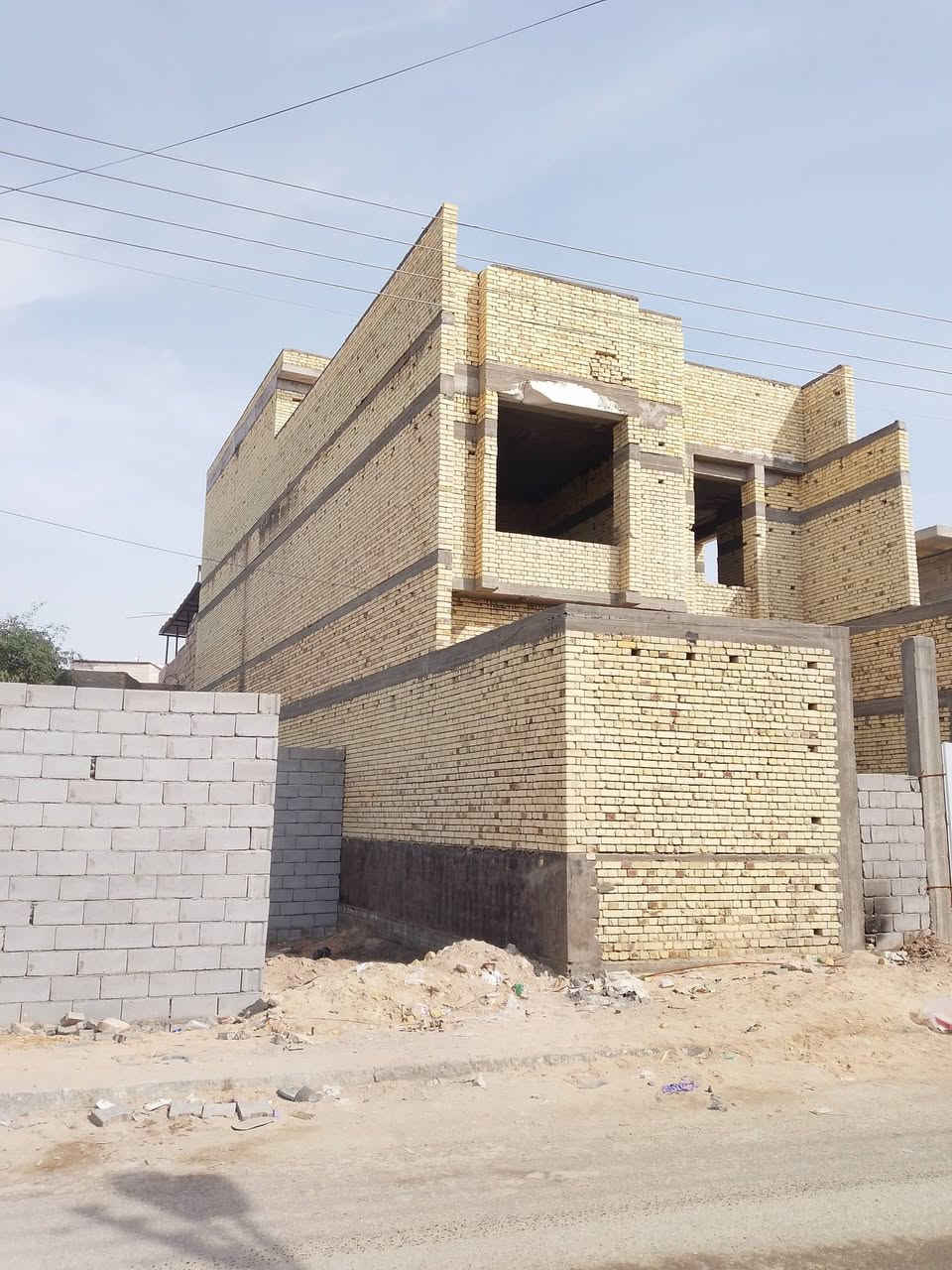 السلام عليكم ....احبتي

بيت للبيع في البصرة حي الرسالة

مساحة البناء 240م٢.....المساحة الكلية 403م٢

البناء عبارة عن هيكل طابقين و نصف 

السعر 770مليون

للاستفسار  ***********
***********
