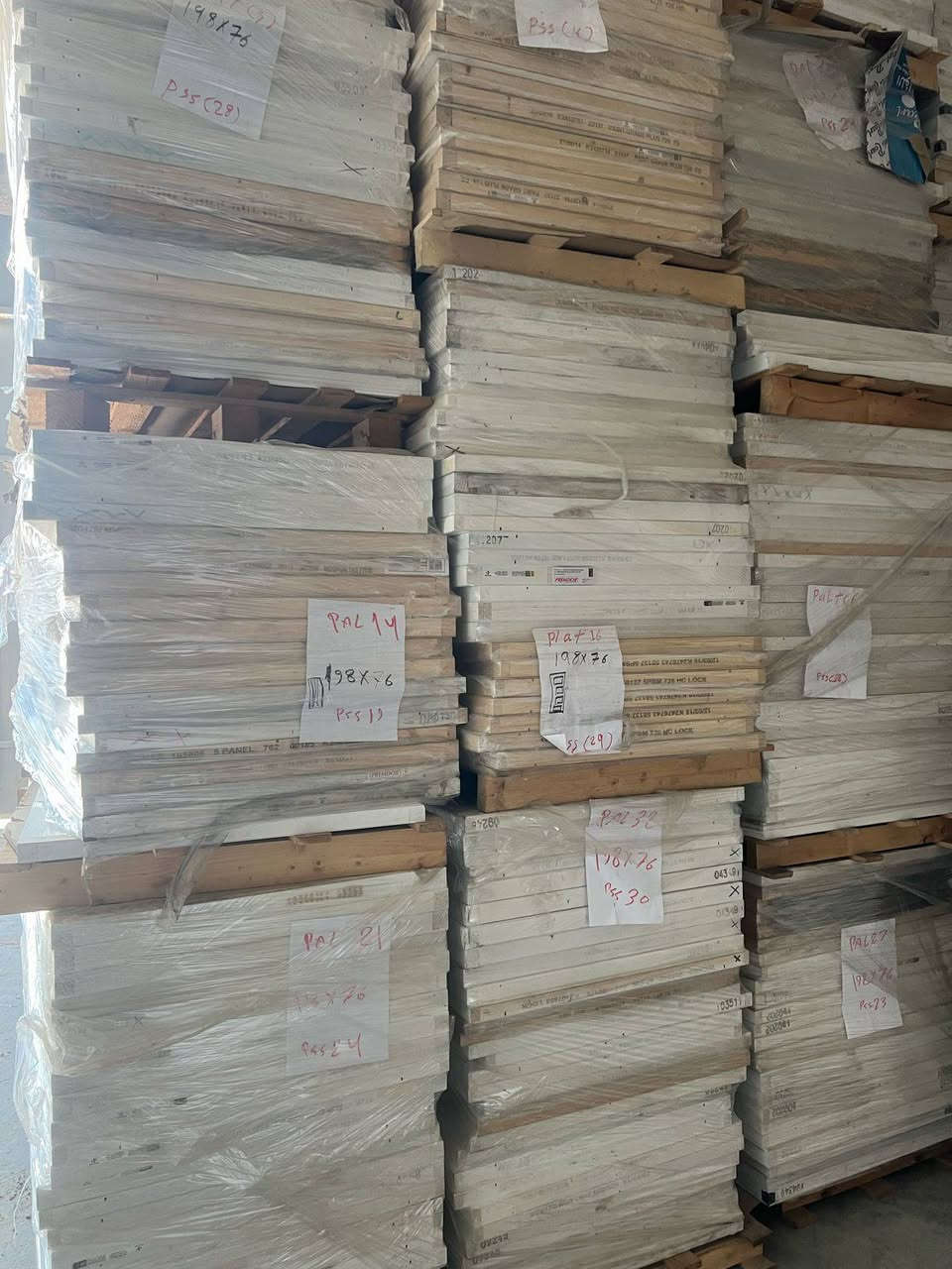 إلى أصحاب المحلات التجارية متوفر أغراض. من غربيات. مغاسل أبواب صاج  شرط نگليزي  متوفر ٩٠٠ باب .وعوازل ولواسق وفوم متوفر كل إلي موجود بصوره . لطلب ولستفسار. مراسله الصفحة أو الاتصال ***********
