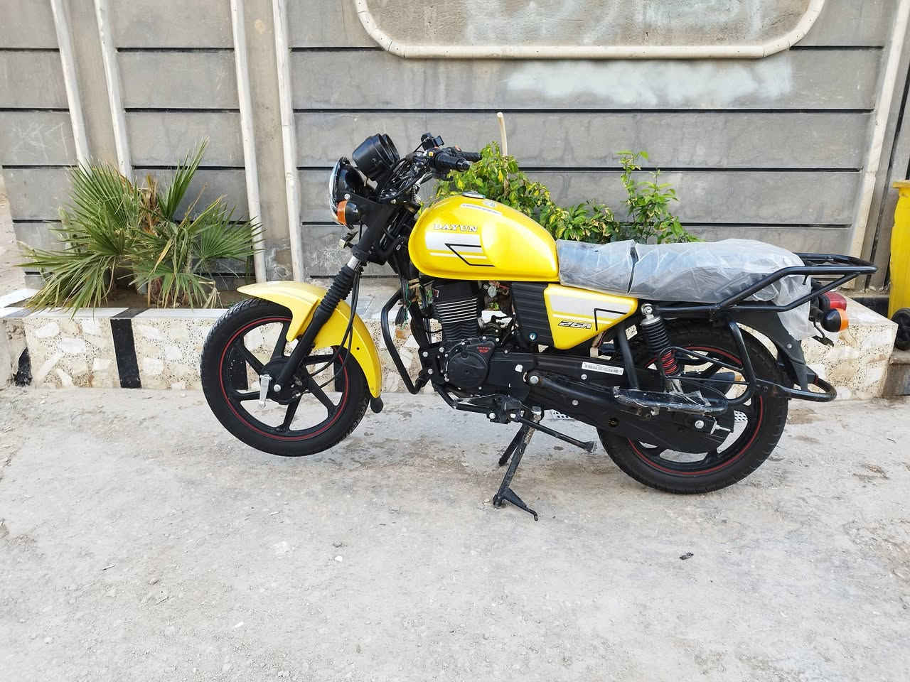 السلام عليكم ديون نفخ اوراق أصولي  موديل 2022مكينه 150 الدراجه كفاله عامه مابيه اي نقص الدراجه جاهزه من كلشي كهربائيات كلهه شغاله 💛***********💛
