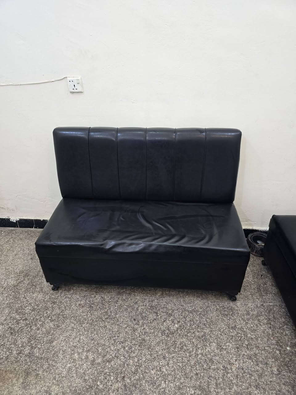 اسلام عليكم غراض حلاقة للبيع
الكرسي ب ٢٠٠
المراية ب ٦٥
مقاعد الاستراحة الواحد ب ٢٥ تلاثتهن ب ٧٠ 
سبلت طنين توست انفيرتر ب ٢٠٠ 
العنوان بغداد الشعلة الرقم ***********
