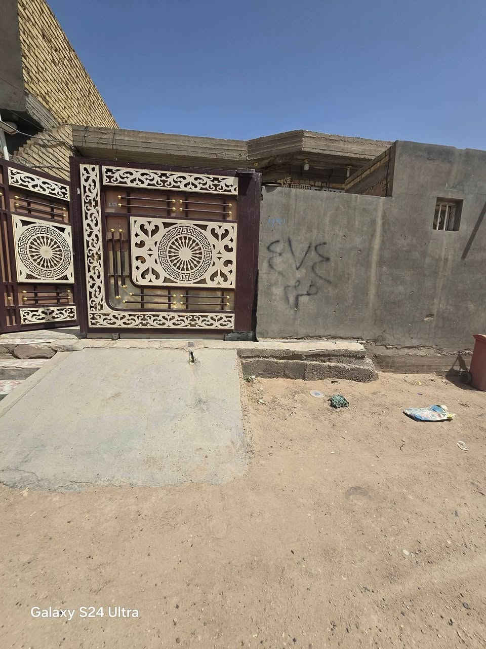 بيت لبيع بشارع المطار الجديد بشارع الشفلات المساحه ١٥٠متر كونكريت مسلح البناء طابوك يحتوي على غرفه وصاله ومطبخ وستقبال ومكشوفه وصحيات وطارمه السعر ٥٤ وبي مجال للستفسار *********** مكتب بركات ام البنين قرب مثلجات سنبله
