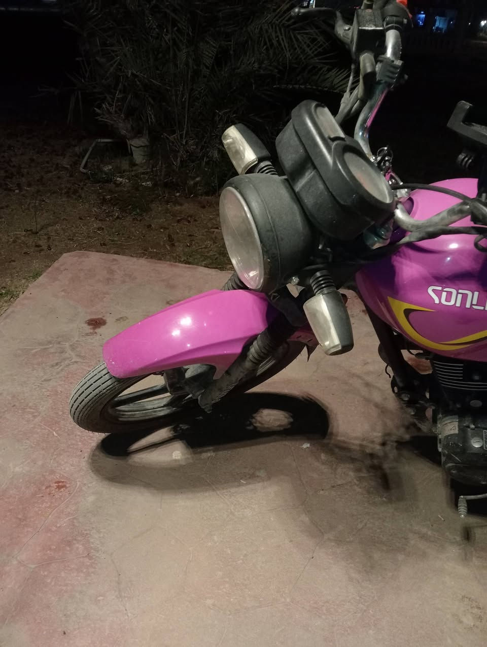 السلام عليكم ايراني سونلينك تخبل واكفه الاشيار والمازده الامامية اعتقد لأن باتري مابيها 
المهم رايدها ب 600 وبيها مجال ومابيها اي نقص ثاني ولا عطلانه وهاي صورها تشتغل هندر رقمي ***********
