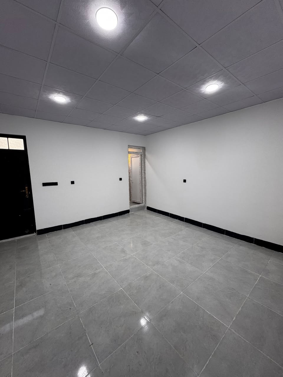 دار للبيع طابق ونص ملكي 
محجوز للمصرف العقاري تقديم جديد 
مساحته /100م واجه 5م 
درج خارجي 
طابق الاول /استقبال ومطبخ وصحيات وغرفة نوم وطابق ثاني غرفة نوم وصحيات درج خارجي 
موقع /قادسية -شارع ابو وليد 
مقدمة /37مليون وباقي عالمصرف العقاري مطلوب قسط شهري 438الف شهريا 
استلام مفتاح
للاستفسار /***********
