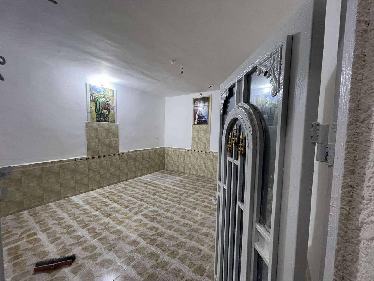 سلام عليكم
بيت مساحة 140 متر علما ان البيت غير مسكون تتكاتب منا تستلم البيت منا 
استقبال ومطبخ وهول وغرفة جوة وغرفة فوك وصحيات داخلية وصحيات خارجية البيت مرقم ومسجل بالبلدية والمعاملة بااسمي سعر 31 قابل للتفاوض 

***********
