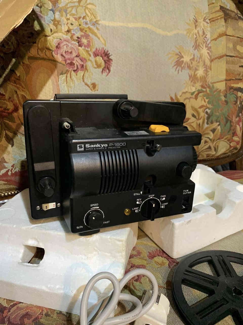 عارضة سينماء لوك بالكارتون
شغال 
٨ ملم سوبر ناطق
سليمانية يوجد توصيل
***********
