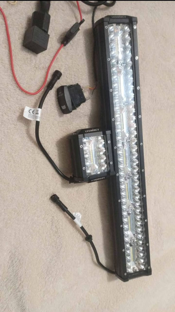 بلجكتور لد انارة قوية جدأ قطعه كبيرة و صغيرة واحد و سستم وايرات 35 الف تواصل ***********
