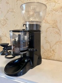 مطحنه قهوه 300 الف مكينه اسبريسو ماجستا نظافه 95‎%‎ مستخدم 3 اشهر فقط ...