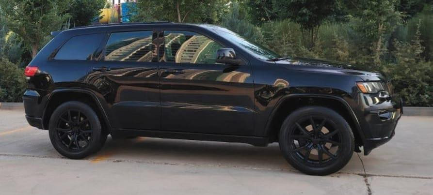 السلام عليكم
جيب لاريدو 2017 
رقم سليمانية بأسمي تحويل ثاني يوم 
معروفه مواصفات الاريدو اعتيادية
-بصمة 
-تشغيل عن بعد
-اوتو هولد
-نظام سبورت
-نظام ايكو
-تحكم ستيرن فول
-نقطه عمياء
-بصمة ابواب 
-هيتر ستيرن
-شاشة كامرا دوارة
-تحكم كشنات
-شفتات كير بالستيرن 
-عداد إلكتروني
-لايت امامي زنون عالي وناصي 
كير مكينة كله نظيف
تبريد خير من الله
حادثها جاملغ وبنيد صبغ 
انتهاء السنوية 2029 
انتهاء الهزة بشهر السادس
السيارة بدون نقص وخير من الله 
السعر 190$ بيها مجال
عنواني بغداد السيدية او المنصور 
للاستفسار : ***********
