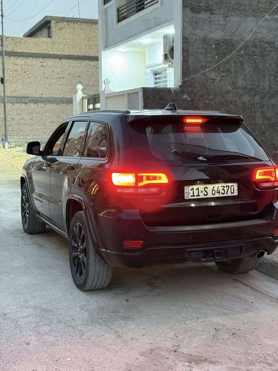 جيب كراند شيروكي ابلاند .5 راكب بلاك توب 

الموديل : 2020) . 
المحرك : V6.  3.6L . 
العداد : 55 Mi
 
المواصفات :. 
* تحذير النقطة عمياء ⚠ .
* مرايا تعتيم ذاتي. 
* ويل قياس 20 انج .
* شاشه كبيرة . 
* نظام الخرائط (GPS) .
* المصابيح الأمامية زنون جديد.
* دخول ذكي. 
* بصمة. 
* تشغيل عن بعد .
* الصندوق الخلفيي كهربائي .
* مقعد السائق كهربائي.
* المقاعد الأمامية تدفئة .
* حساسات خلفية . 
* تدفئة ستيرن . 
* مانع تصادم خلفي .
* بلوتوث تلفون . 
* نظام التشغيل والاطفاء الاوتوماتيكي .
السعر 235$ وبيها مجال 
السيارة حادثها بنيد وجاملغ خفيف بدون ايرباك بدون شاصي جديدة وعليها نانو سيراميك جديد  مبيها اي نقص 
سنوية ٤ سنوات
مگان السيارة بغداد شارع فلسطين***********
