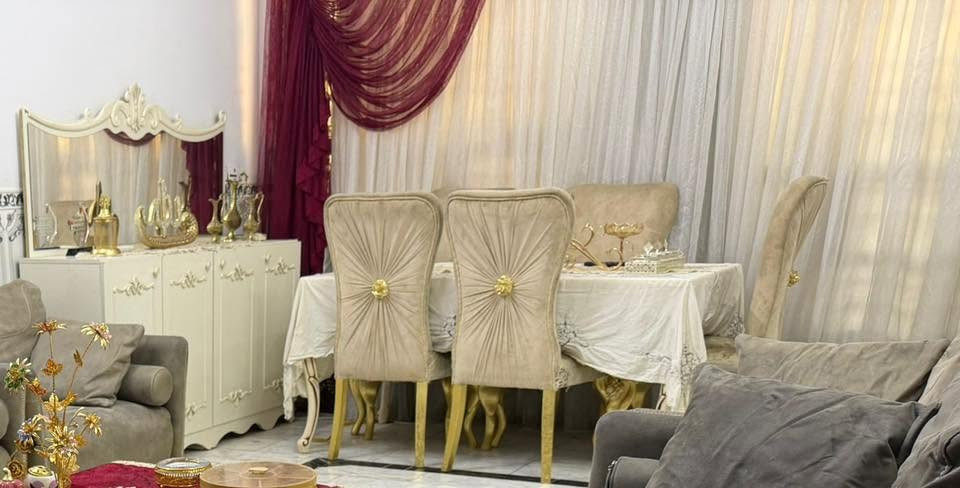 للبيع بسبب المكان ما يكفي
350 الف ميز الطعم و البوفية التواصل واتساب 

***********
