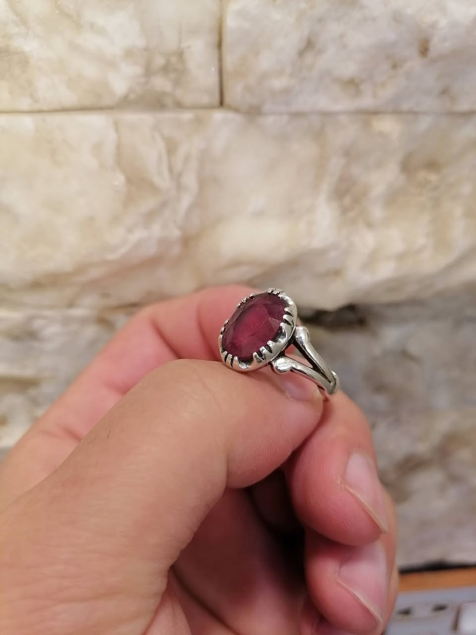 السلام عليكم
محبس فضه 925 من حجر الياقوت الأحمر أفريقي
محبس صياغه يدويه وثكيل
قياس محبس ٢٠
المكان النجف الاشرف ويوجد توصيل


**إذا كنت صاحب هذا الإعلان وتريد حذفه لأي سبب، رجاءا أرسل رسالة إلى الدعم الفني**