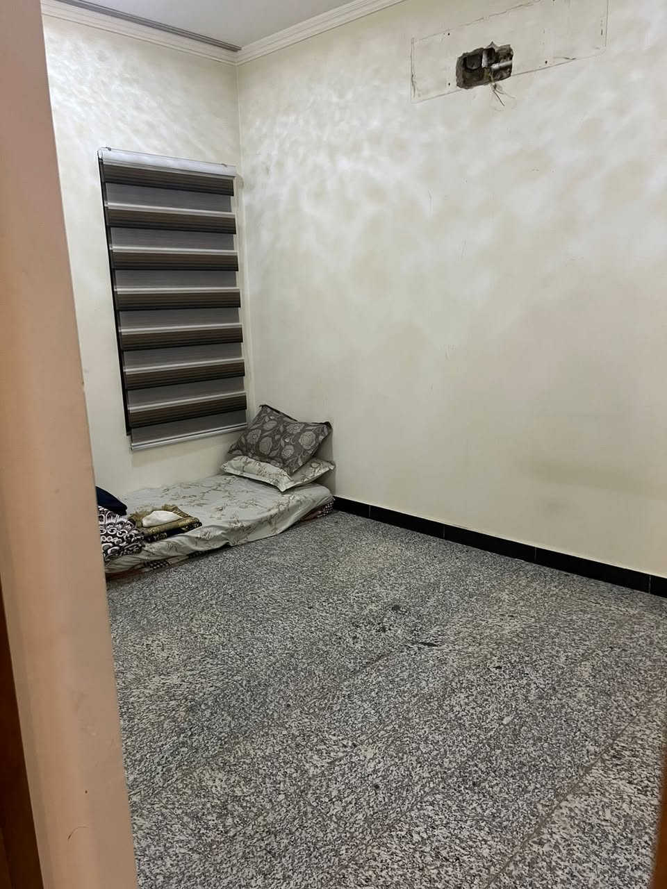 #شركة_ارض_ادم_للوساطة_العقارية
🏠 شقة للإيجار – زيونة /محله714 قرب خدمي ملعب الشعب

🔹 التفاصيل:
✅الشقه اماميه تحتوي على بالكون

✅- الطابق:الثاني
✅صاله +مطبخ 

✅- كهرباء 24 ساعة

✅- غرفتان + خدمات

✅-نضام سكيورتي حارس مخصص للبنايه

للاستفسار والاتصال:
📞***********

***********📞
