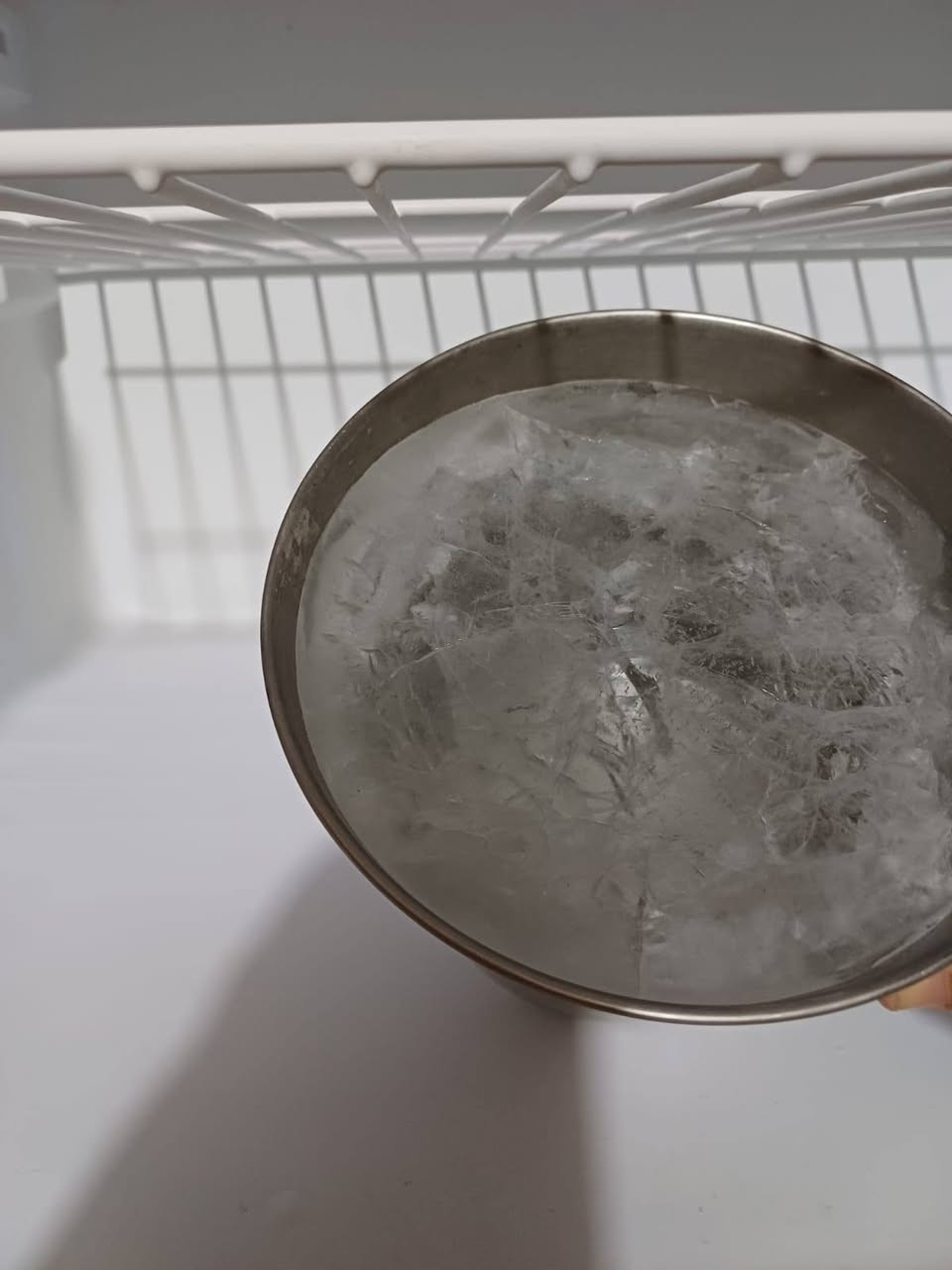 ثلاجه للبيع اخت الجديده أكبر حجم السعر ٢٥٠ العنوان شهداء البياع رقمي ***********
