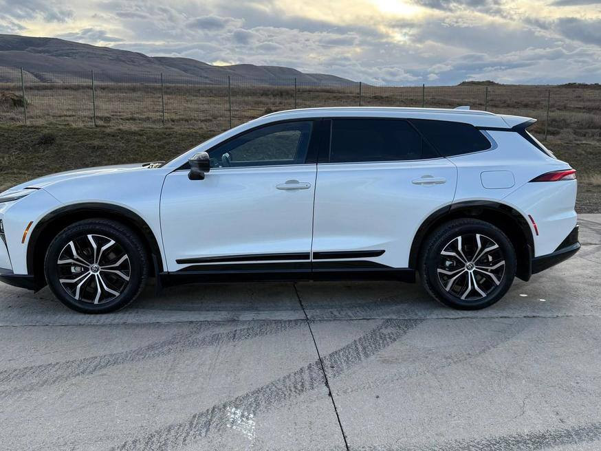 السيارة للبيع من جورجيا تبليسي العاصمة الجورجية 🇬🇪
تويوتا كراون سيجنيا: 2.5 موديل 2025
المسافة المقطوعة: 12الف 
السيارة بحالة ممتازة
 #بدون_ضرر 
السعرها من جورجيا 188ورقة 
نوع الهيكل: سيارة رياضية متعددة الاستخدامات، الحالة: جديدة، نوع المحرك: هجين، سعة المحرك: 2.5 لتر، الدفع: رباعي، عدد الأبواب: 4/5، عدد المقاعد: 4-5، اللون الخارجي: أبيض

ناقل الحركة:  أوتوماتيكي، عجلة قيادة: يسار، مشغل هيدروليكي، نظام منع انغلاق المكابح (ABS)، نظام التحكم الإلكتروني بالثبات (ESP)، أكثر من 6 وسائد هوائية، قفل مركزي، نظام إنذار، مانع تشغيل المحرك، نوافذ كهربائية، مقاعد جلدية، مقاعد مدفأة، مكيف هواء، نظام تحكم مناخي ثنائي المناطق، الخامة: جلد، اللون: أسود، نظام ملاحة، كمبيوتر رحلات، مثبت سرعة، عجلات معدنية، مصابيح زينون أمامية، 4 أسطوانات، كاميرا خلفية


**إذا كنت صاحب هذا الإعلان وتريد حذفه لأي سبب، رجاءا أرسل رسالة إلى الدعم الفني**