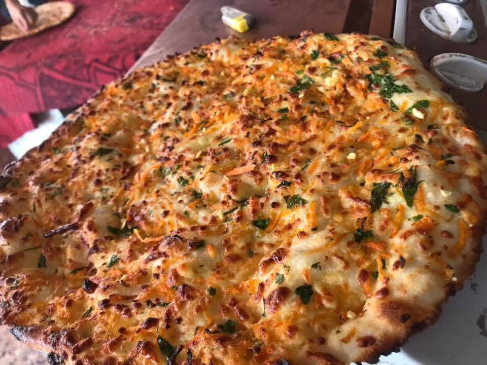@إشارة  😊
*🔥 خبزنا غير .. طعم درجة أولى 🔥*

*- خبز جبن*: طري، جبن ذايب، ريحة تفتح النفس  
*- خبز عروك*: بهارات فاخرة وطعم عراقي أصيل  
*- خبز سمسم حجم كبير*: مقرمش من بره، قطني من جوه، ومكسب ويه الچاي  
*- خبز شعير دبل سمسم*: صحي ومشبع، دبل سمسم دبل طعم  
*- خبز عادي دبل*: يوميتك تصير أطيب  
*- خبز شعير عادي*: خفيف ع المعدة، يناسب الدايت  

خبز يومي طازج من التنور لبيتك  
الحجز مفتوح للطلبات والكميات  

📍 *الموقع*: بعقوبة - التحرير قرب المعهد التقني  
📞 *للطلب*: ***********  ***********

#خبز_تنور #خبز_عراقي #بعقوبة #خبز_شعير #خبز_جبن

---
