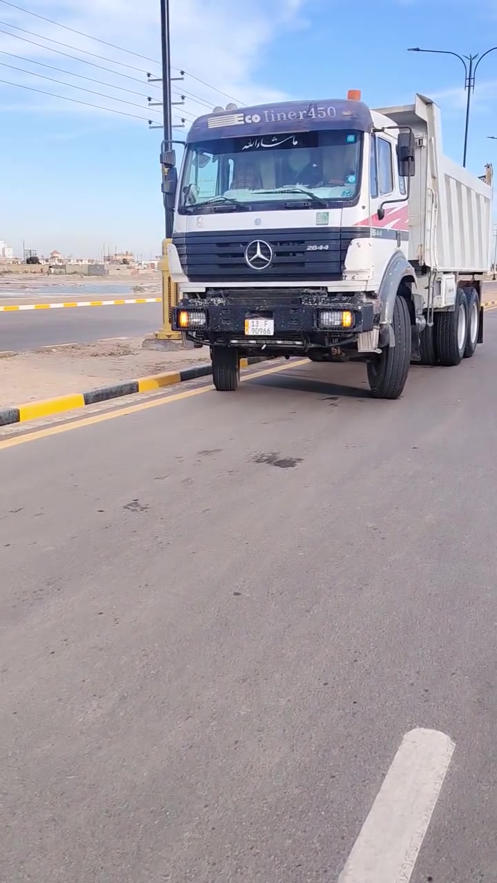 سلام عليكم سياره للبيع بلادي قلاب شاصي مكفول مكينه 44 ام لحيه كير 210 سنويه لل2029 حداديه جديده تايرات جدد سياره جاهزه للعمل موديل 1995**** للستفسار *********** لعنوان ميسان العماره
