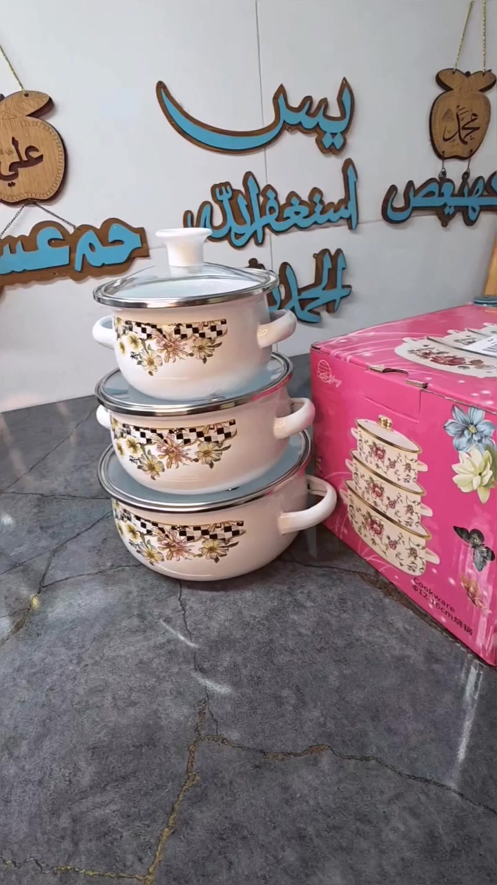 سيت قدور مينا ثلاثي صغير بغطاء زجاج – نقش ورد ملون

الاستخدامات

طبخ الرز، الشوربات، العدس، والمعكرونة بكميات صغيرة.

تسخين الطعام وحفظه ساخناً لفترة أطول.

مناسب للعوائل الصغيرة أو الاستخدام اليومي السريع.

مثالي للمطابخ الصغيرة والشقق.

المميزات

مصنوع من معدن مطلي بطبقة مينا حرارية مقاومة للصدأ.

طلاء داخلي أملس غير قابل للالتصاق وسهل التنظيف.

أغطية زجاج حراري شفاف لمراقبة الطعام أثناء الطبخ.

حافة ستانلس ستيل مقاومة للحرارة والصدمات.

مقابض جانبية مريحة وثابتة لسهولة الحمل.

تصميم نقش ورد ملون أنيق يضيف لمسة جمالية للمطبخ.

توزيع جيد للحرارة لطهي متوازن.

مناسب للاستخدام على الغاز.

محتويات الصندوق

- القدر الصغير: بقطر 12 سم.
- القدر المتوسط: بقطر 14 سم.
- القدر الكبير: بقطر 16 سم.

3 أغطية زجاج حراري بمقبض علوي.

الملاحظات

يفضل استخدام ملاعق خشبية أو سيليكون للحفاظ على طبقة المينا.

غير مخصص للاستخدام داخل المايكرويف.

يُغسل يدوياً للحفاظ على جودة النقش الخارجي.

قياس الكارتون:
- الطول: 16.5 سم
- العرض: 16.5 سم
- الارتفاع: 15 سم

سعر العرض (28)الف والتوصيل مجاني لجميع محافظات العراق

 #السعادةستورللمنزلي #سيتقدور #اكسبلور #لايگات #تعليق #متابعة


**إذا كنت صاحب هذا الإعلان وتريد حذفه لأي سبب، رجاءا أرسل رسالة إلى الدعم الفني**