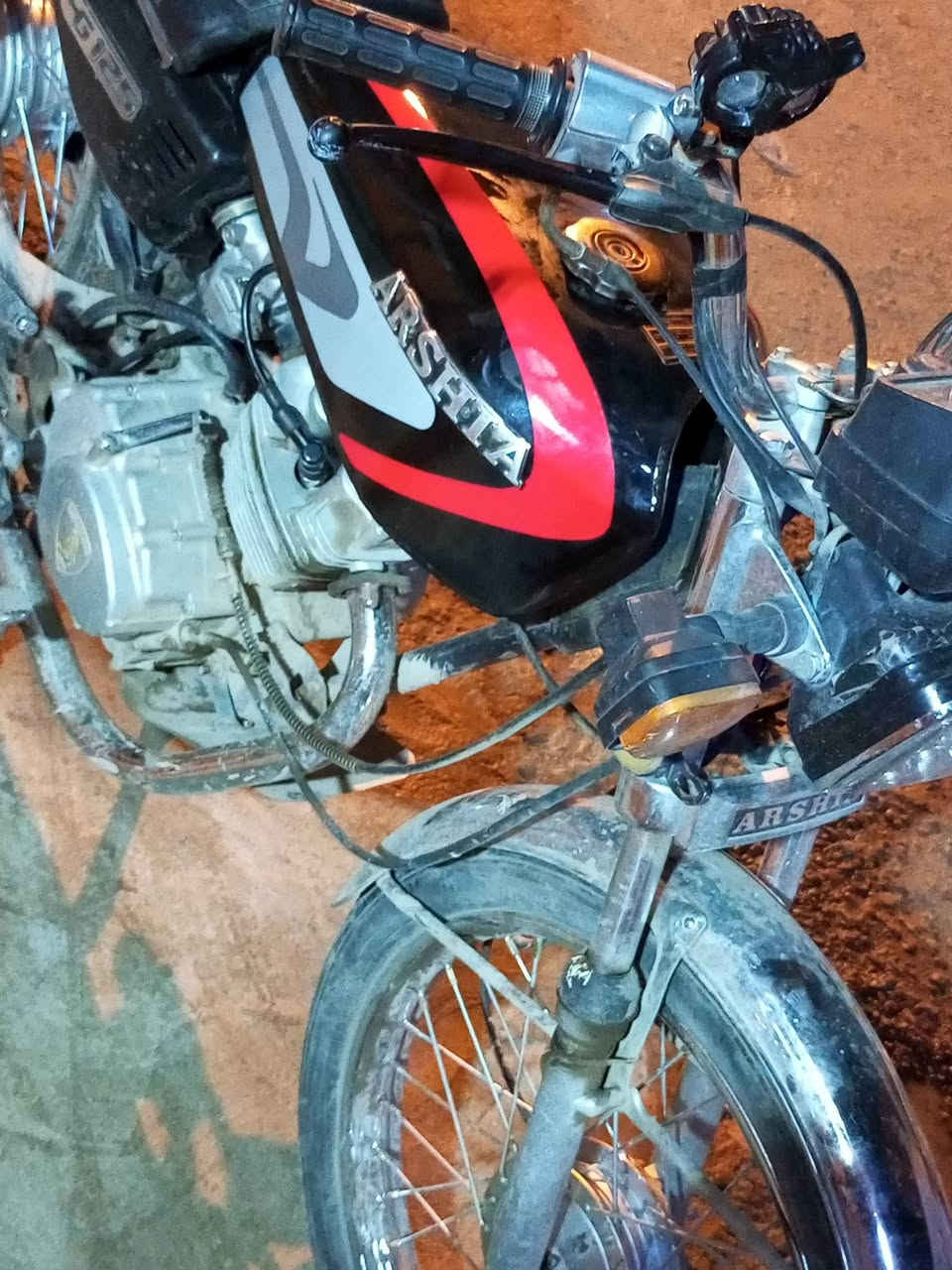 السلام عليكم دراجة ارشة أربعة كير للبيع نضيفة كاعدة حلوة كهربائيات شغالة اشاير بكلايتات أوراقه ضايعة جانت مخزونة موديل 2017 اعيد جانت مخزونة سعرهة 400 وبيهة مجال بسيط للاستفسار ***********.     او.    ***********.  المكان بغداد حي العامل
