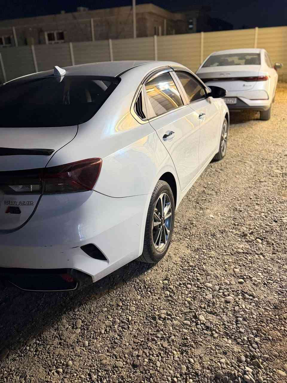 السلام عليكم 
كي ثري موديل 2022
مواصفات السياره
اولاً بيها باج تضليل 80 ‎%‎
قطعتين تبريد 
اشاير بالمري
فتحه سقف
بصمه تشغيل
بصمه ابواب 
السياره ماشيه 68
ماك سيف
داخل لونين
رقم السياره اربيل
بسم شركه الق تاج البنوك
تحويل وكاله مضمونه
السياره جديده 
وخير من الله 
السعر 133
وبيها مجال جداً بسيط
ومعروفه المواصفات الباقيه
للاستفسار
***********
