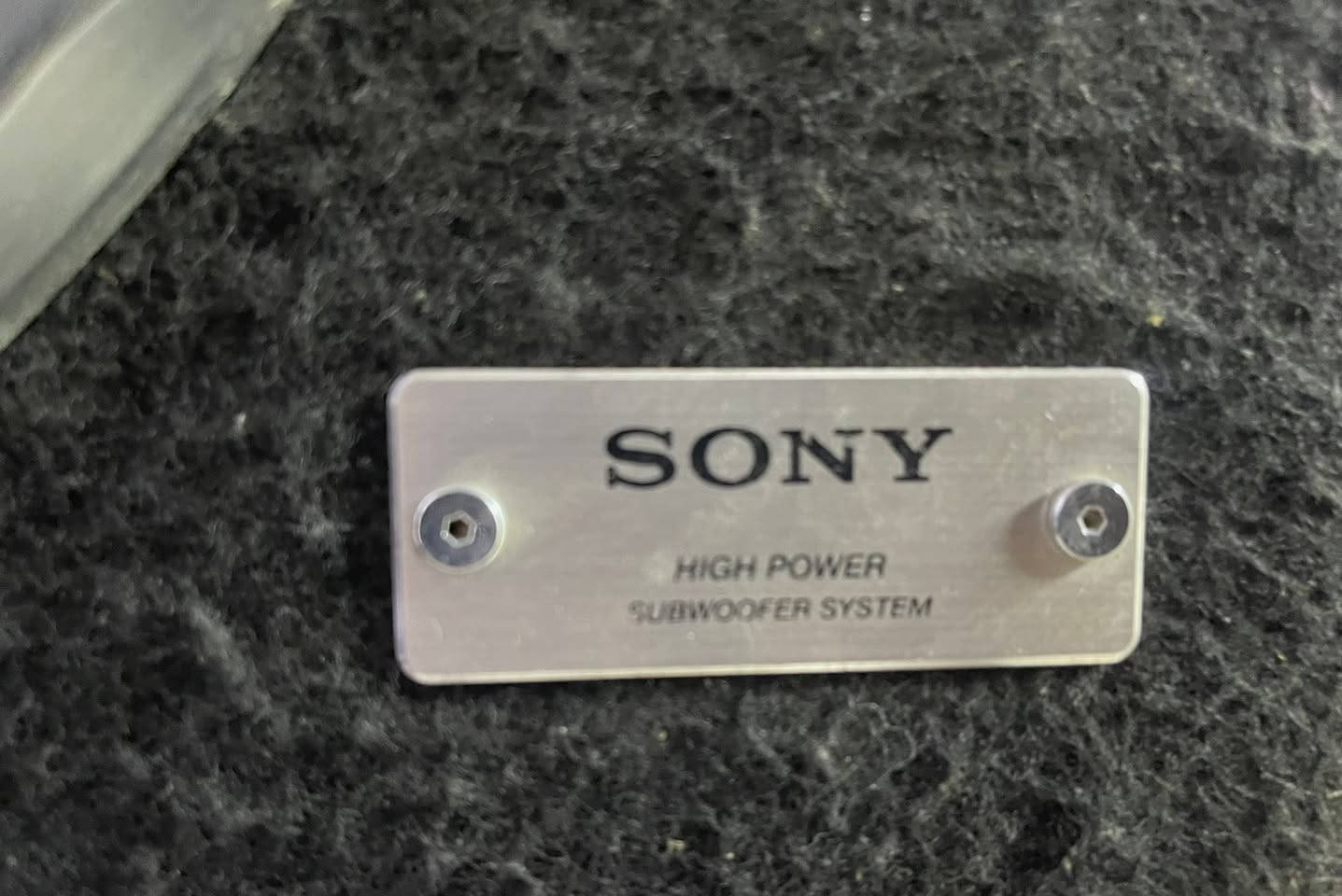 للبيع الوحش الغني عن التعريف sony xplode
نظام الطاقه high power Subwoofer System

القوة الكهربائية: 1000 واط حقيقي بدون اي تشويش

التصميم: يجي بتصميم مخروطي خماسي الأضلاع المميز من سوني لضمان أعلى نقاء للترددات المنخفضة

الأمبليفاير (الجي ام): مدمج بالأسفل نظام جي ام متعدد القنوات (Multi-Channel Amplifier) متكامل، يحتوي على فلاتر صوتية كاملة (LPF / HPF) وبكرات تحكم مستقلة بالصوت والتناغم (Gain & Bass Boost)

الجي ام قوي ومتعدد القنوات يعني مو بس يشغل السابووفر بكفاءة عالية، تكدر تربط عليه سماعات الأبواب أو السماعات الخلفية للسيارة كلها ويگلب لك صوت السيارة استوديو كامل

الصندوق (البوكس): مصنوع من خشب ثقيل ومحكوم ومغلف بالكامل بالقماش الأسود العازل لضمان ارتداد رنة الصوت الصافية ومنع أي شوشرة .

لحالة: نظيف جداً وبحالة ممتازة وجاهز للتركيب فوراً

شد وأنطرب باجهزة ال(old school)

مكان بغداد ومتوفر توصيل داخل بغداد

***********
