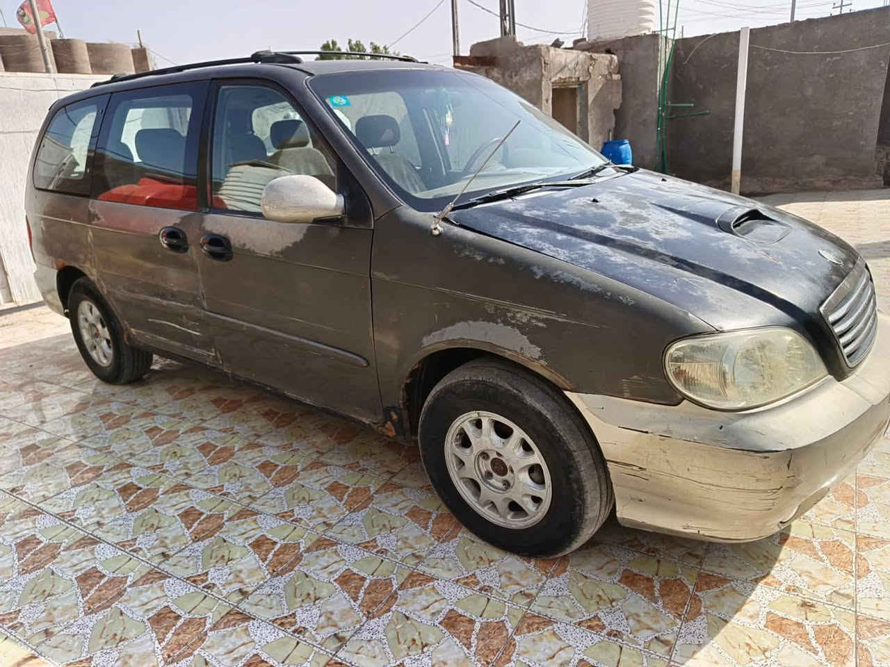 السلام عليكم كرنفال كاز 2000محدثه 2005 للبيع سياره حلوه تبريد شغال رقم انكليزي مكان السياره  والمالك السماوه راده 50 ورقه امراوس حسب القناعه موبايل  ***********
