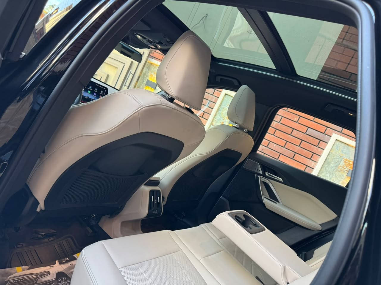 🔥 BMW X1 موديل 2023 – فول مواصفات حقيقية 🔥
🚗 العداد: 14,000 كم فقط
🚗 اللون الداخلي: أوف وايت فاخر
🚗 سيارة بحالة شبه جديدة جداً

⭐ أهم المواصفات والتجهيزات:
• Head-Up Display (داتا شو) عرض المعلومات على الزجاج الأمامي
• نظام 5 كامرات (360°) رؤية محيطية كاملة
• شاحن موبايل وايرلس
• نظام صوتي فاخر Harman Kardon
• فتحة سقف بانوراما
• باب صندوق خلفي كهربائي
• إنارة ترحيب عند فتح الأبواب
• إنارة محيطية داخلية متعددة الألوان (Ambient Light)
• دخول ذكي وتشغيل بصمة
• شاشة معلومات وترفيه كبيرة
• حساسات أمامية وخلفية مع كاميرا رجوع
• إضاءة LED حديثة
• مقاعد جلد أوف وايت فاخرة
• ستيرن متعدد الوظائف
• مثبت سرعة (Cruise Control)
• رنكات ألمنيوم أصلية

🟢 الحالة:
✔ بدون صبغ
✔ بدون تبديل
✔ استعمال خفيف جداً

🚗 سيارة نظيفة جداً وفول مواصفات، فرصة مميزة لعشاق الـ BMW.

📞***********
