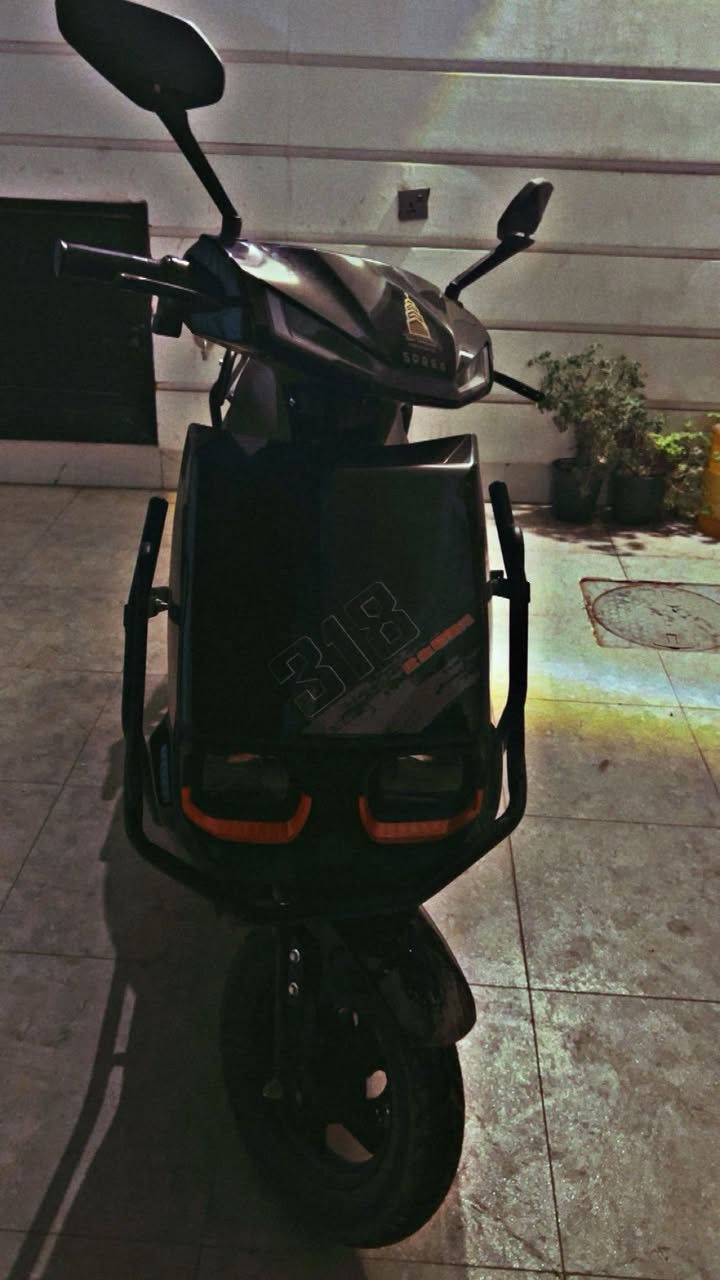 اجه شحن نوع 318 تمشي سرعه 80 فيها 3سرع قصوى وتتكون مع صندوق وجنطه كبيره داخلها وترجع للخلف وللأمام ضوء عالي وناصي وبريك وفيها 6بطاريات اشتريتها جديده ب مليون وميتين اريد ابيعها ب600وبيها مجال للشراي العنوان الكاظميه والرقم ***********
