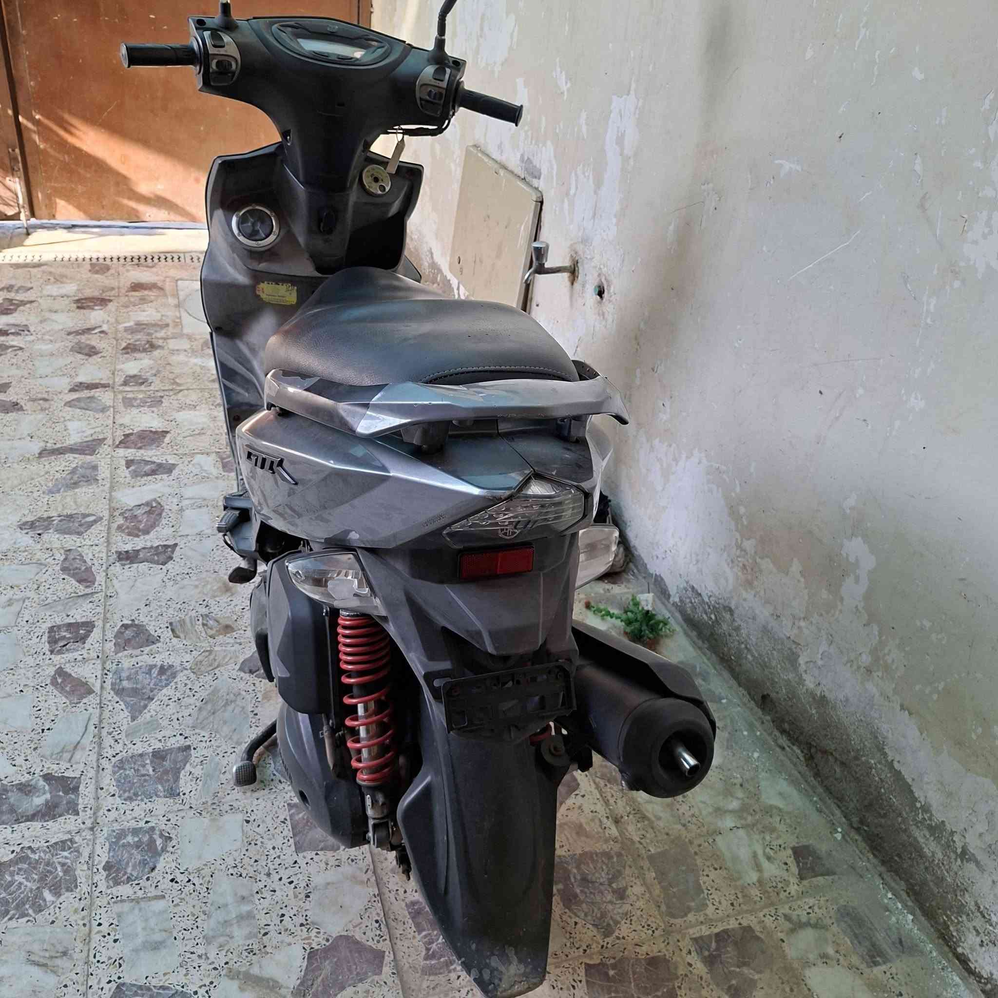 دراجة gtr
لون فيلي 
مكينة نضيفة 
كفرات عليهن ملاحضات بسيطة 
رايدهة ب950وبيهة مجال
مكاني بغداد مدينة الصدر 
***********
