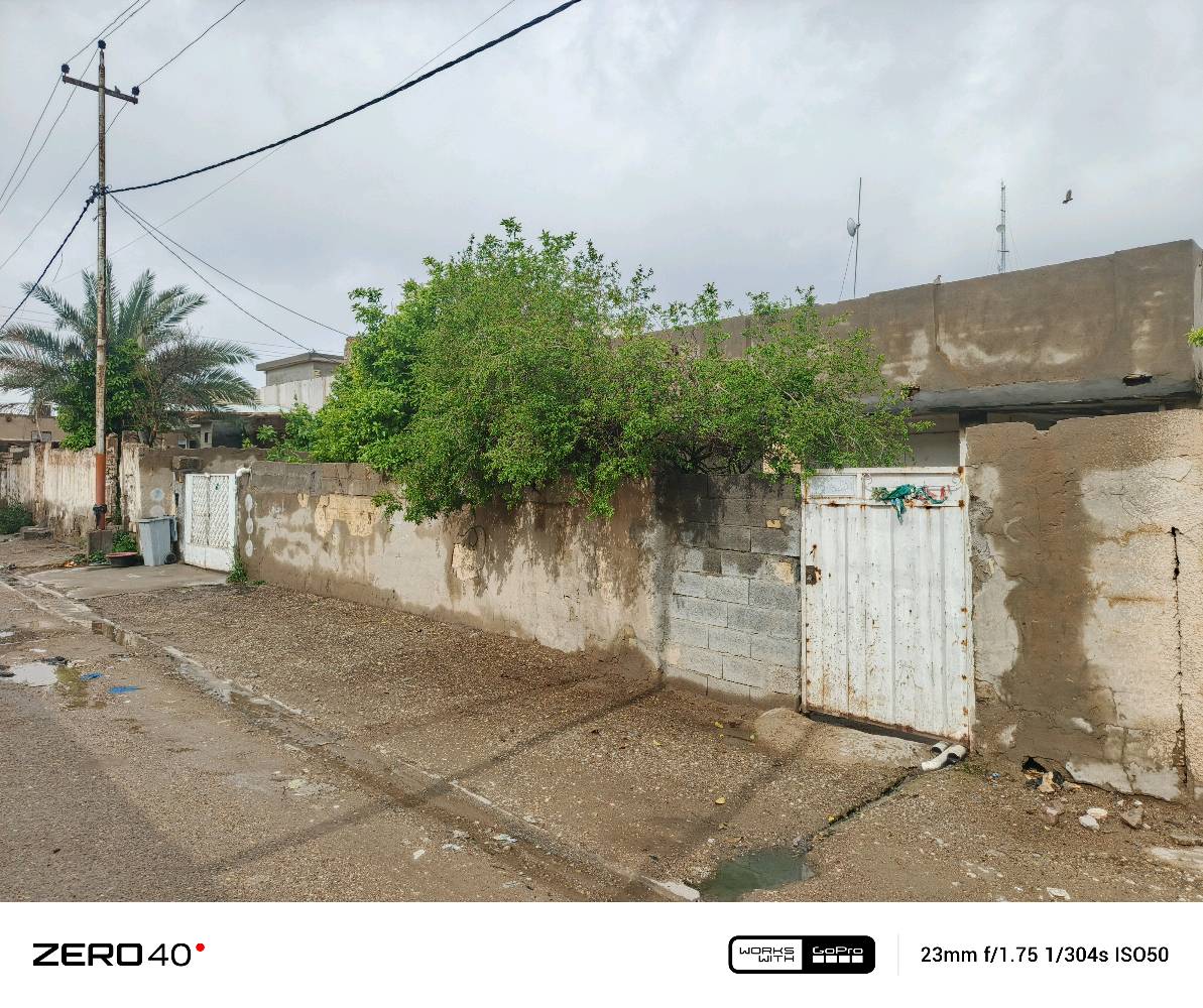 السلام عليكم 
للبيع قطعة ارض ٤٠٠م وترهم نص٢٠٠م تحتوي على بناء قديم  الموقع الزبيديه الجمعيه ألاولى بالقرب من مدرسة الصالحين خدمات كامله موقع ممتاز  الاستفسارر
‏ *********** ‏
‏ ***********