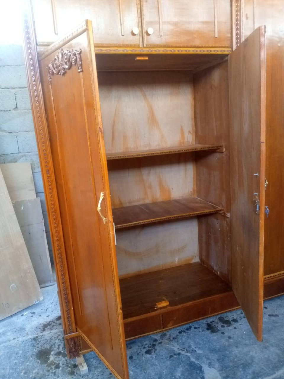 كنتور خمس أبواب اخو جديد نضافه شكل انته تقيم عرض ٣متر وتسعه سنتم والارتفاع مترتين و٤٠ سنتيم سعر ٣٥٠ مع شد ونقل عنواني كربلاء حي عامل منطقه ثانيه رقمي *********** محمد نجار

