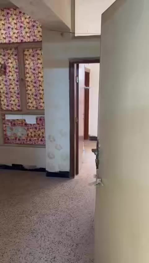 شقة للايجار طابق الثالث العنوان الامين الثانية مقابل افران السلام قريبه ع السوك واتساب ***********
