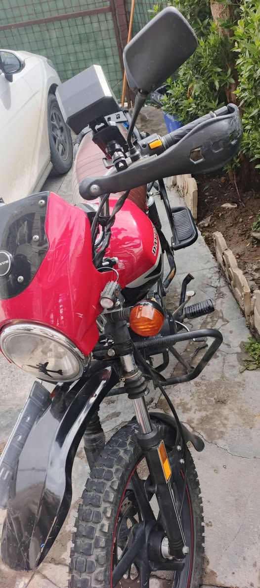 السلام عليكم 
دايوان موديل 2023 رقمها بغداد باسمي سنويه مشروع وطني احولك ثاني يوم الدراجه ماشيه 47 الف استخدام شخصي عله ايدي عوزها نواعم وصفحيه جهة اليسرى باتري جديد بيها زنون نهاري تختم تاير جديد مكفوله من الحادث بيها اضافات لدات وشاحنه خارجيه والدراجه معلايه السعر المطلوب مليونين ونصف (2500) وبيها مجال مكاني بغداد نفق الشرطه رقمي ***********
