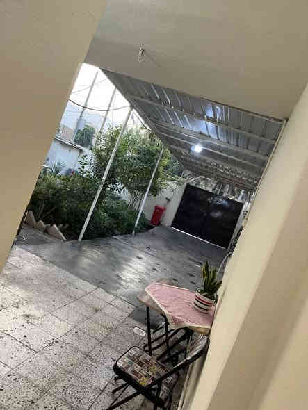 السلام عليكم بيت للبيع طابو صرف مساحه 250 متر واجهه 10 نزال 25 الببيت متكون من طابقين وبي مشتمل معزول بناء قديم بس ينسكن بي علما احنه اصحاب الدار مو دلال العنوان حي العامل المنطقه الاولى مقابيل حي المعلمين ومقابيل مستشفى الولاده  السعر عل الخاص للاستفسار اكثر مراسله الصفحه او الاتصال عل الرقم***********
