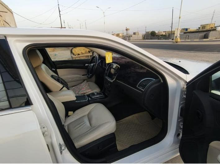 سلام عليكم
-كلايسلر 300 (اوباما ) 
-موديل  2016 معلايه  2022 
-سياره جاهزة من كلشي 
دواخل جلد  بيجي -اسود 
كشن كهرباء 
لايت زنون 
شاشه جبيره 
حداديه تخم تاير
 رقم ميسان دولي بأسمي   
ضربته جاملغ وبنيد 
الصور الحادث مرفقه مع المنشور 
سعر سيارة 178$ ورقة 
مكان سياره الناصريه قضاء الفهود 
للاتصال  *********** / ***********
