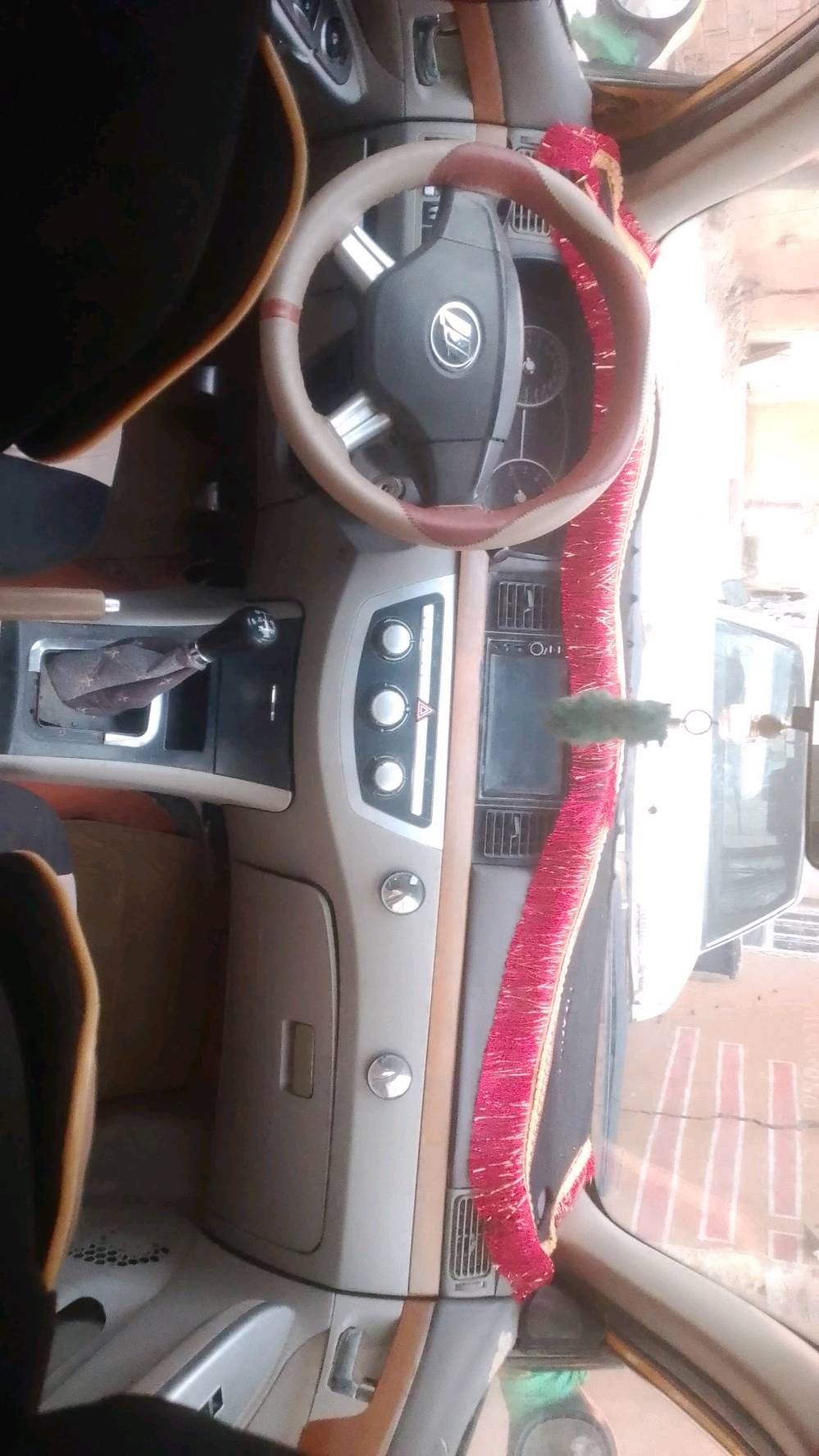 سلام عليكم ليفان موديل رقم نكليزي 13بسمي سياره محرك كير خير من الله مصبوغه عام الجماليه بيه ضربه جاملغ الأيمن فقط 
تبريد نقص كمبريسر حداديه نص عمر 
عنوان بغداد الزعفرانية الشراي بخدمتك 