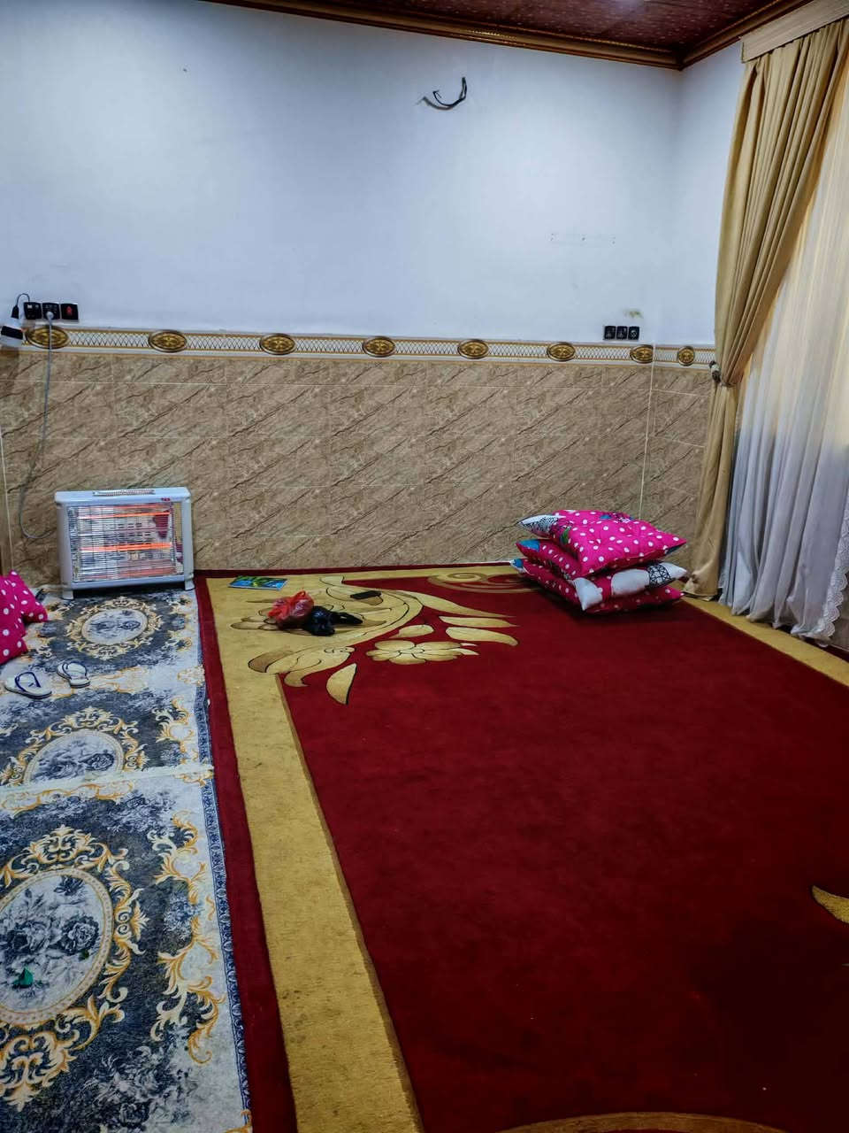 بيت للبيع 
مساحه 200 م 
واجهه 10 ونزال 20 
نزلة سعد بيجو خلف ابو ظاهر 
يحتوي على غرفتين نوم وهول واستقبال ومطبخ حار وبارد ومجمع صحيات 
البيت جديد قبل 4 اشهر كمل بناء مالته
طابو زراعي سند25
سعر 90

مكتب وعقارات الوارث
***********
